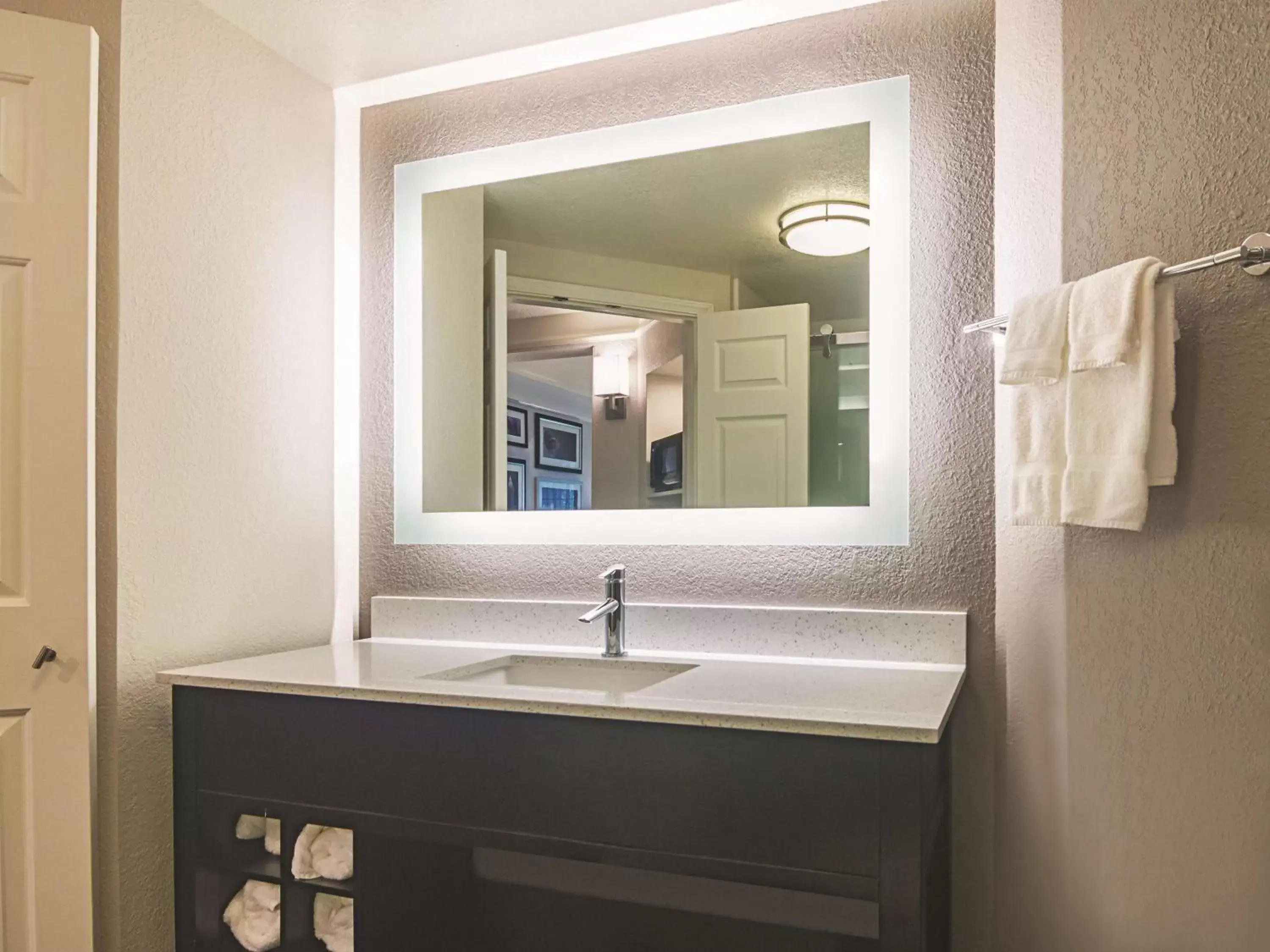 Bathroom in La Quinta by Wyndham Oklahoma City - NW Expwy