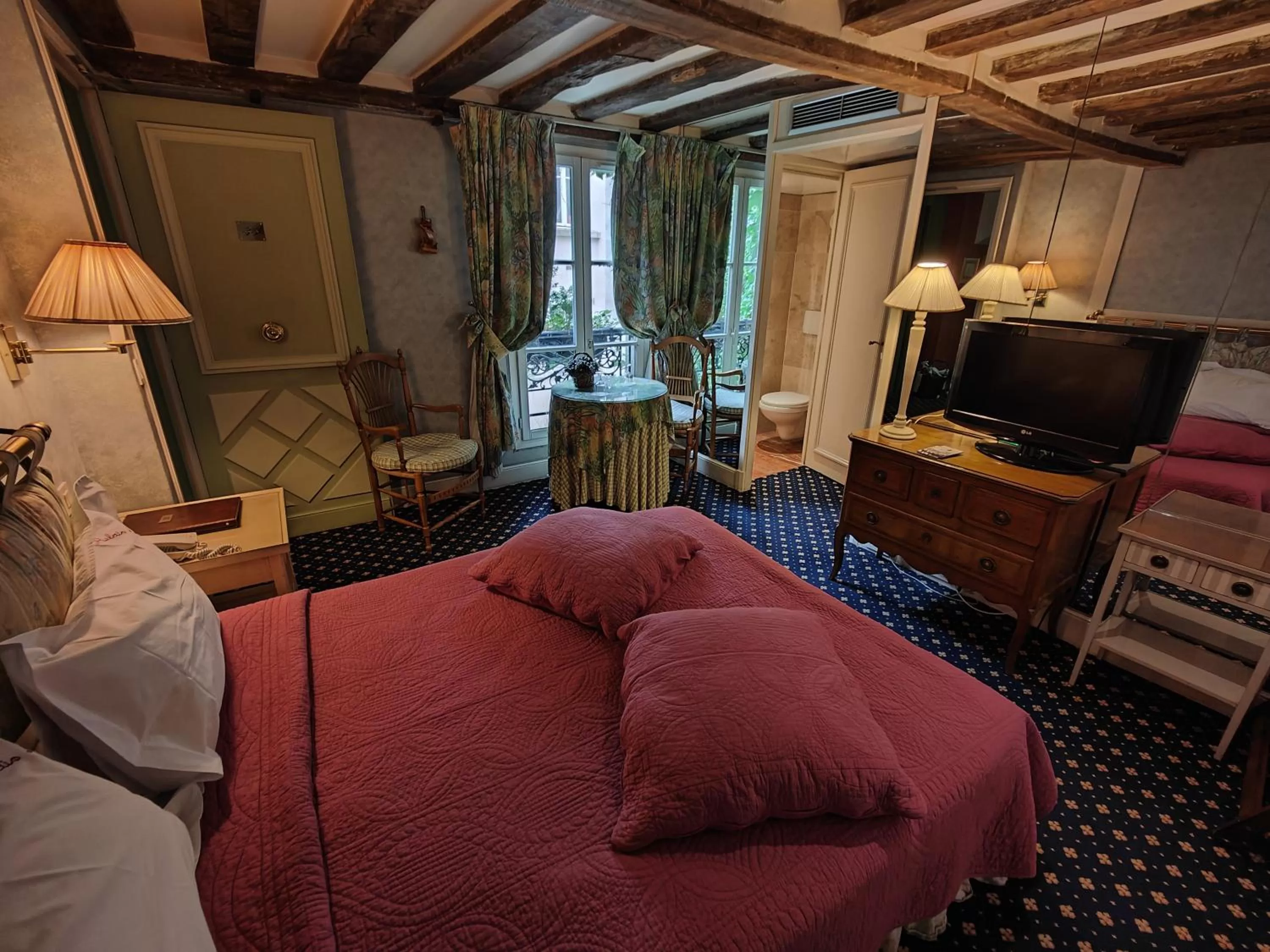 Photo of the whole room, Bed in Le Relais Médicis