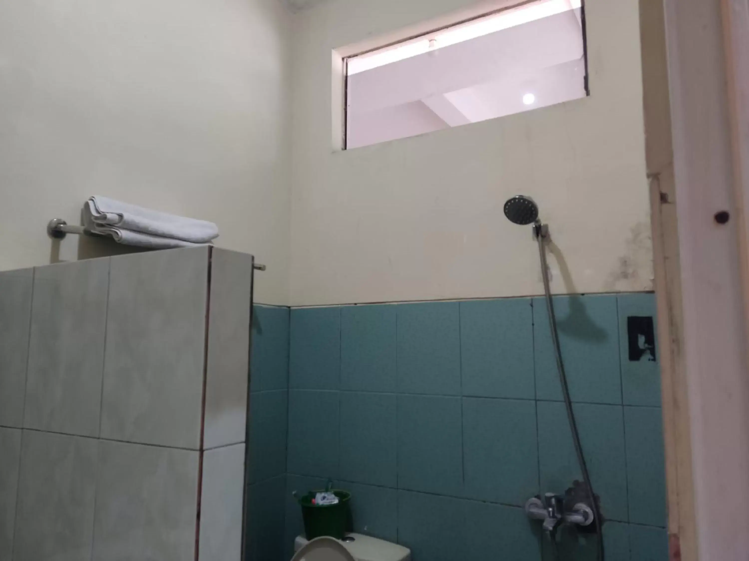 Bathroom in OYO 1340 Wisma Alamanda