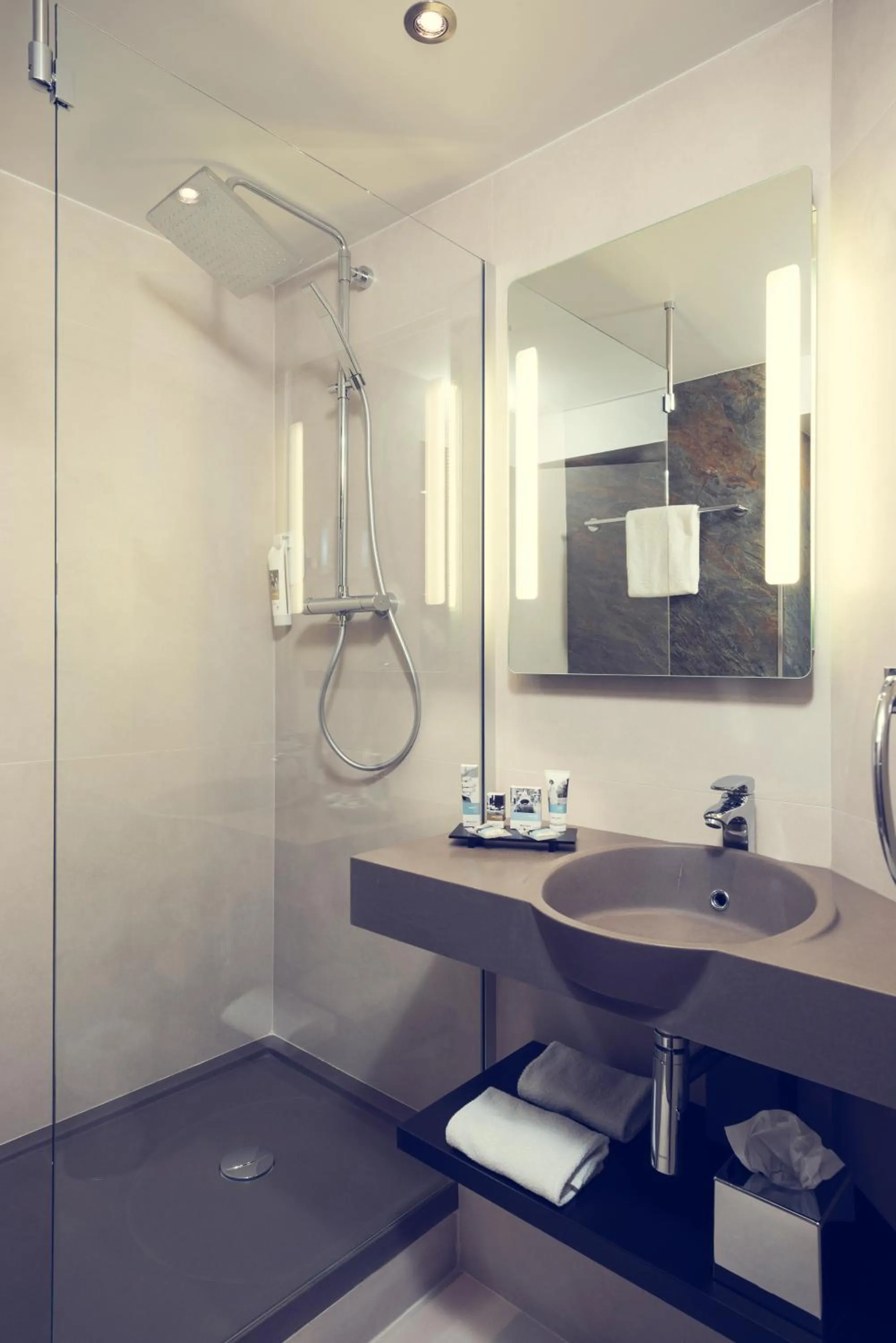 Bathroom in Mercure Paris Porte de Pantin