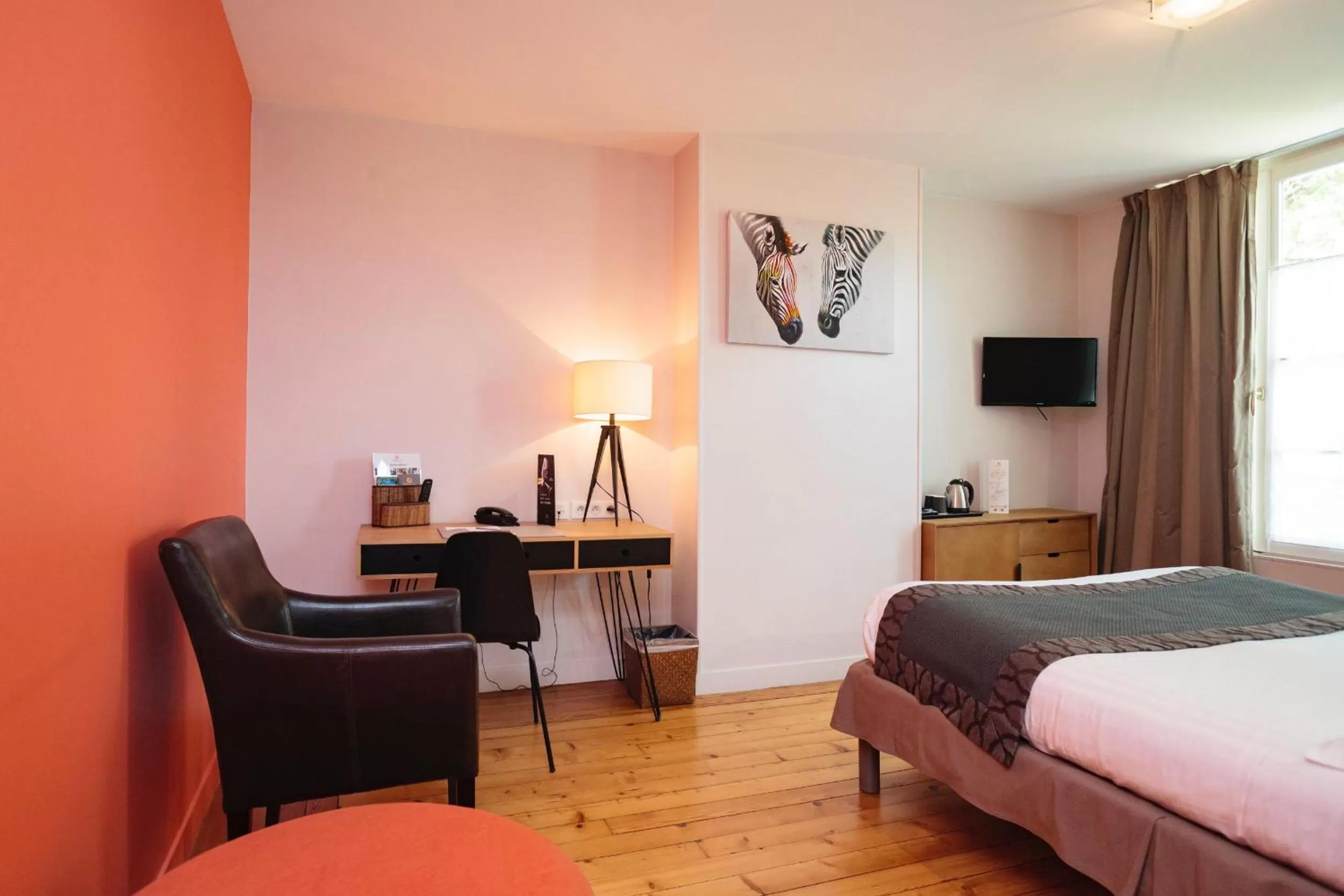 Photo of the whole room, Bed in The Originals Boutique, Hôtel Victoria, Fontainebleau