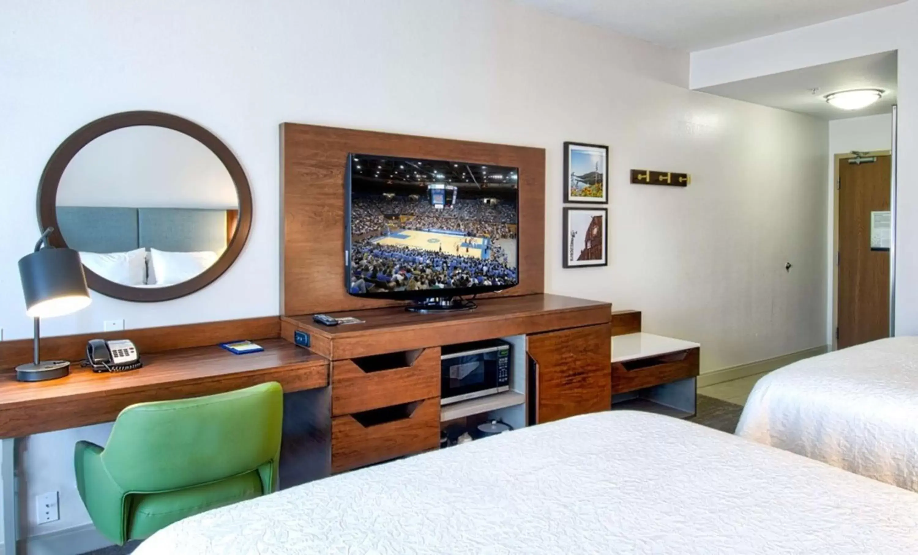 Bed, TV/Entertainment Center in Hampton Inn & Suites Hemet