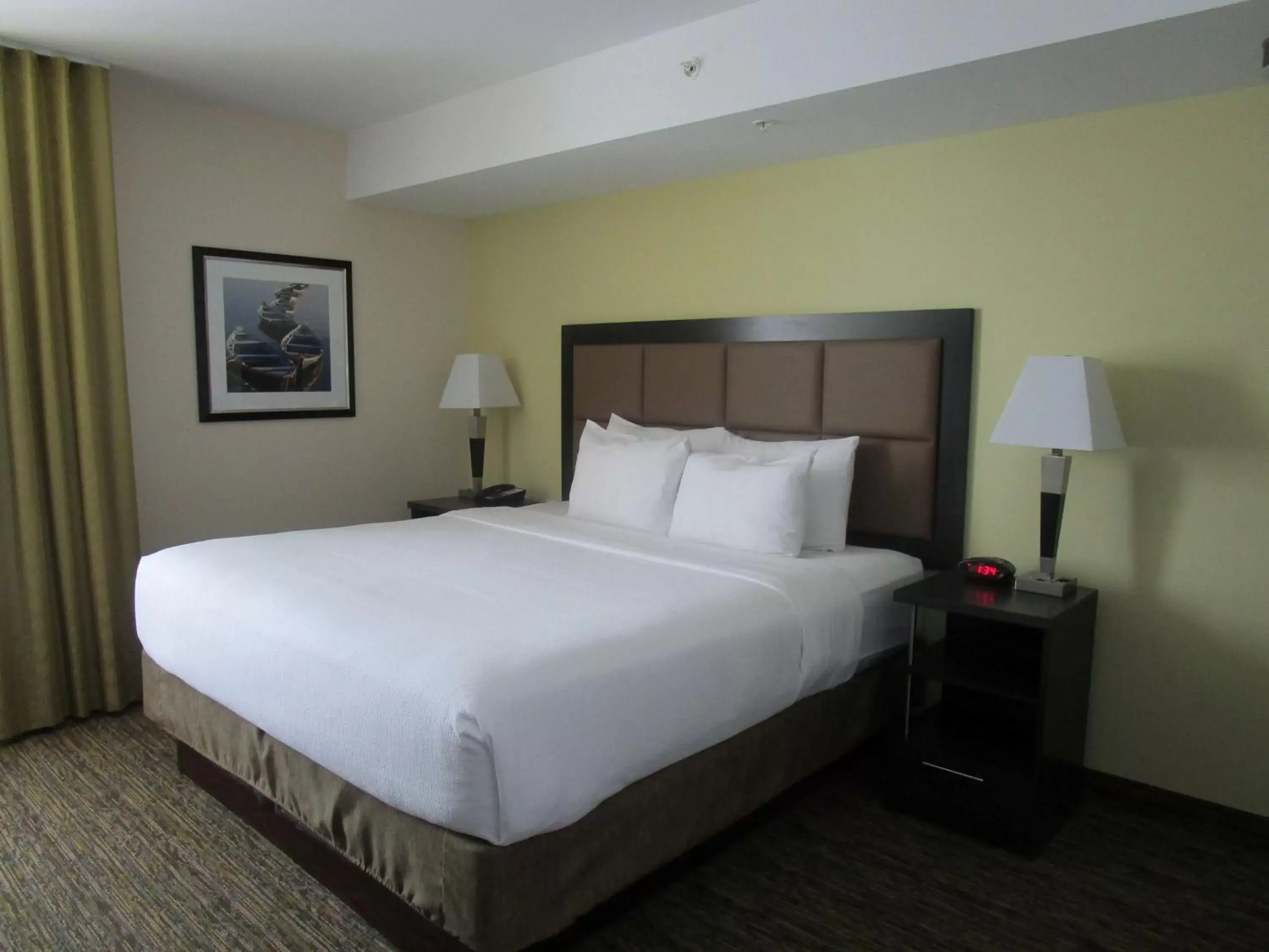 Photo of the whole room, Bed in Park Inn by Radisson, Calgary Airport North, AB