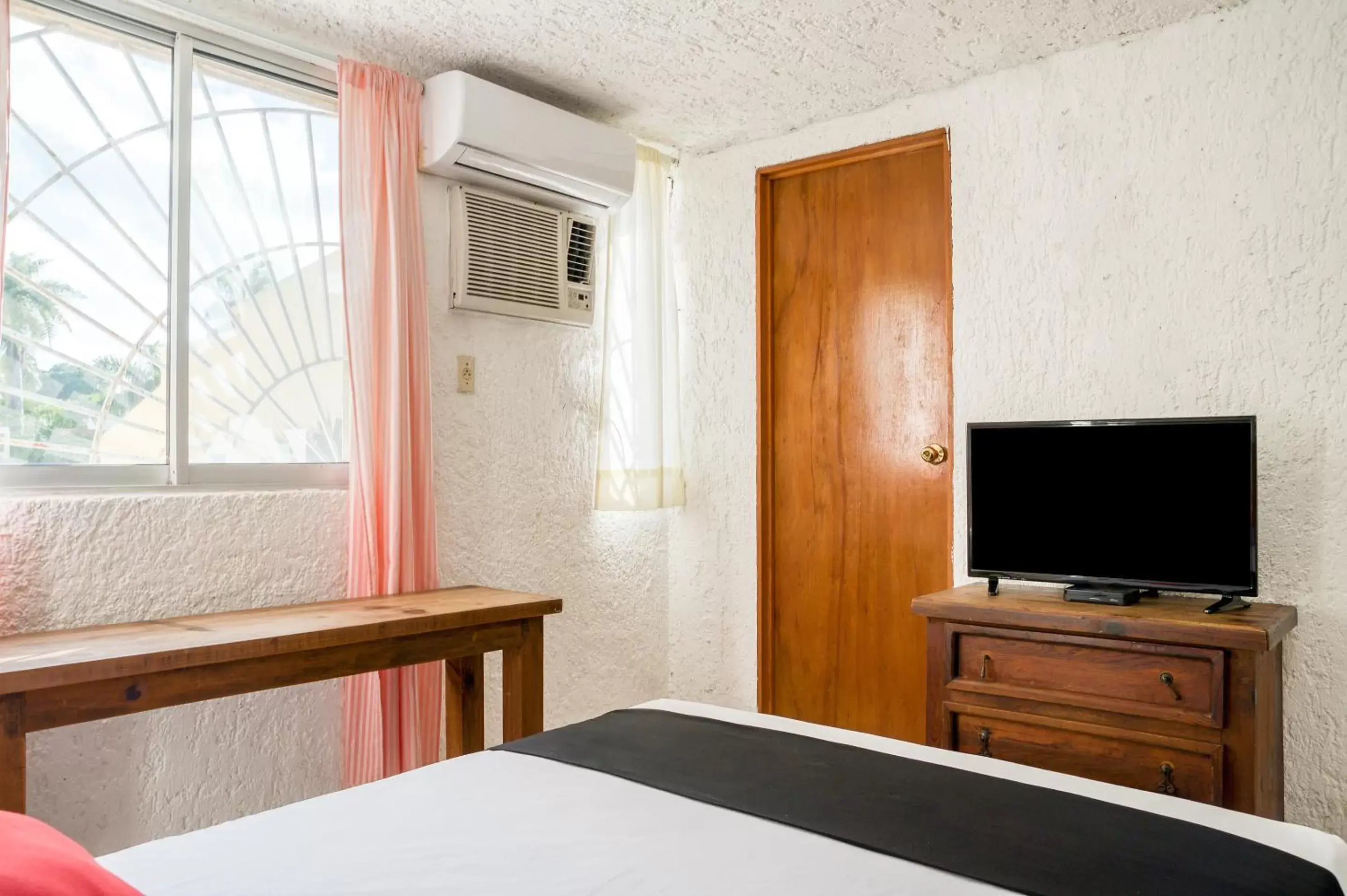 Bedroom, TV/Entertainment Center in Capital O Farallon Inn, Cancún