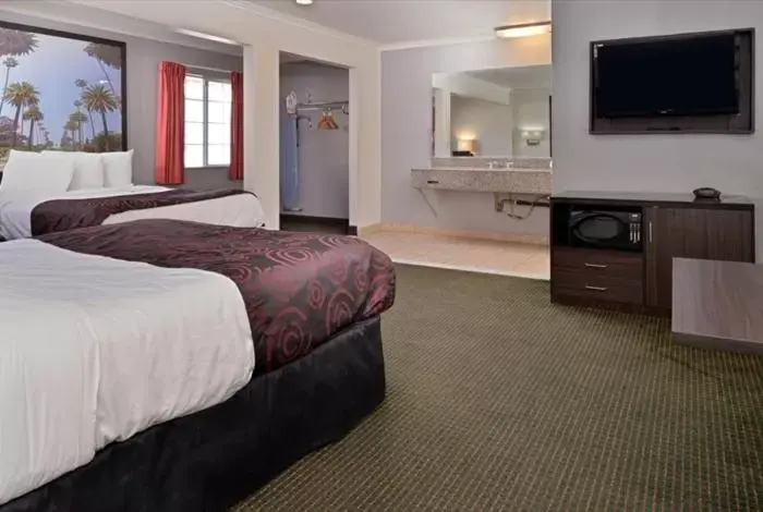 Bedroom, Bed in Americas Best Value Inn Hollywood
