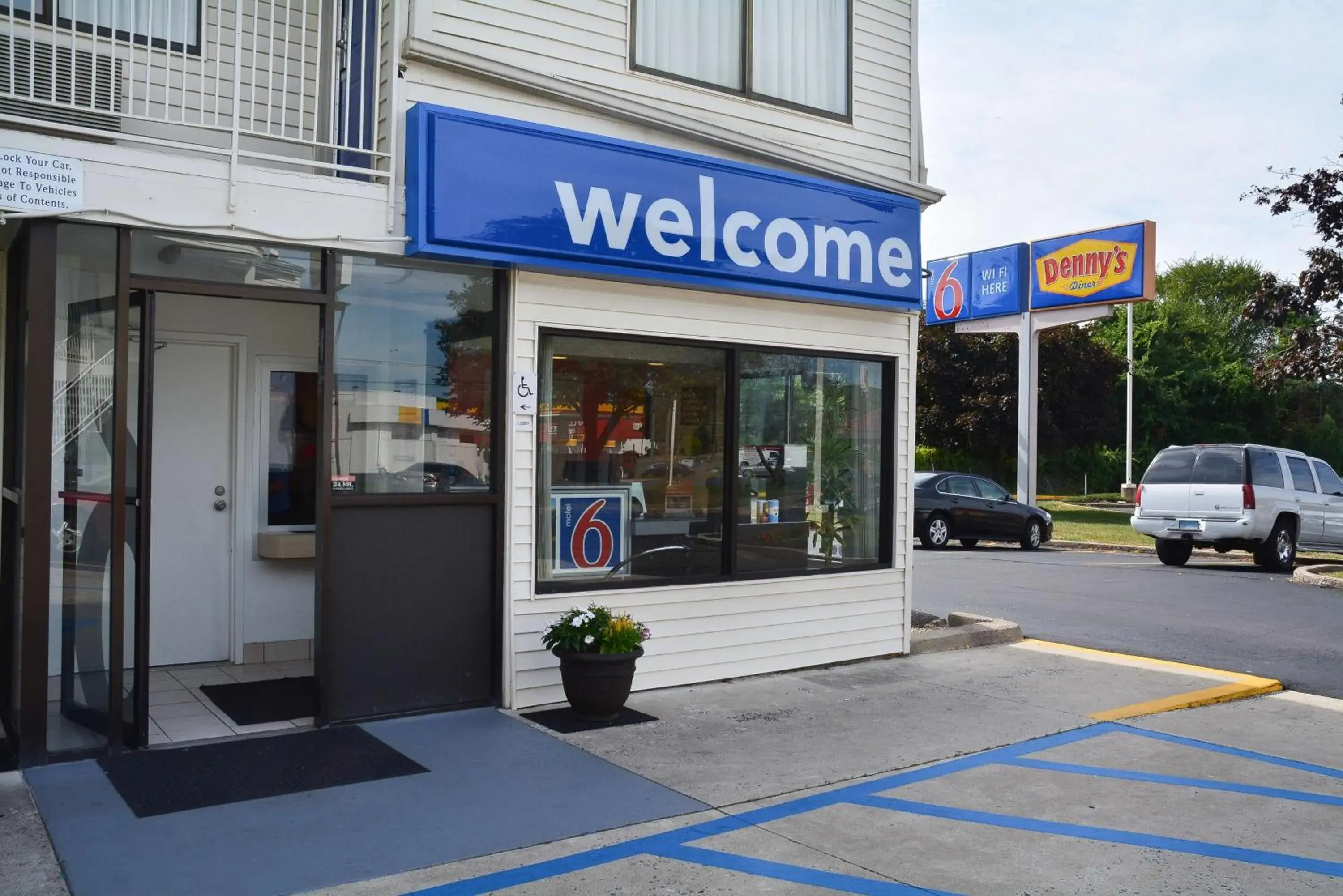 Property building in Motel 6-Southington, CT - Hartford