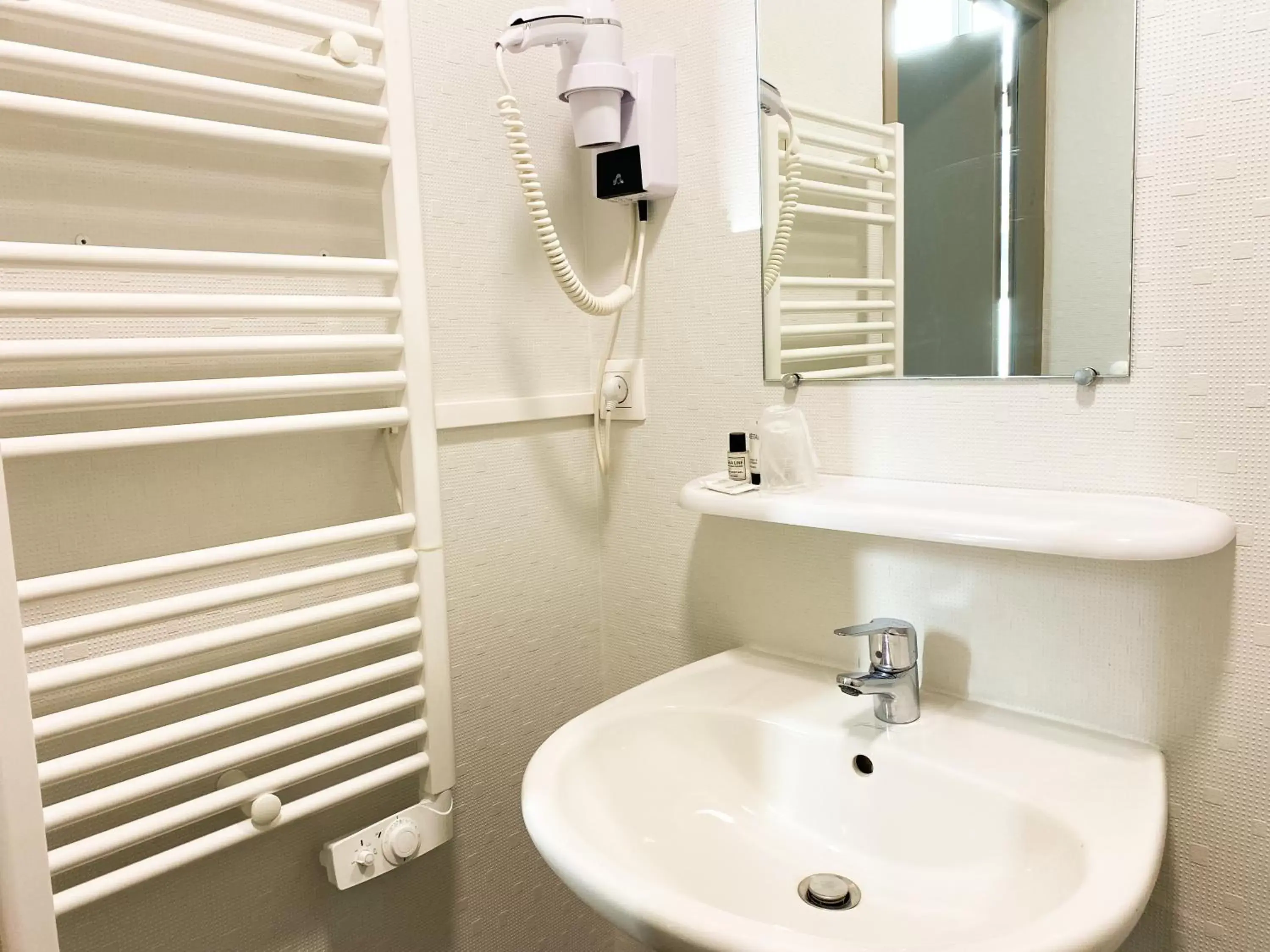 Shower, Bathroom in Colette Hôtel