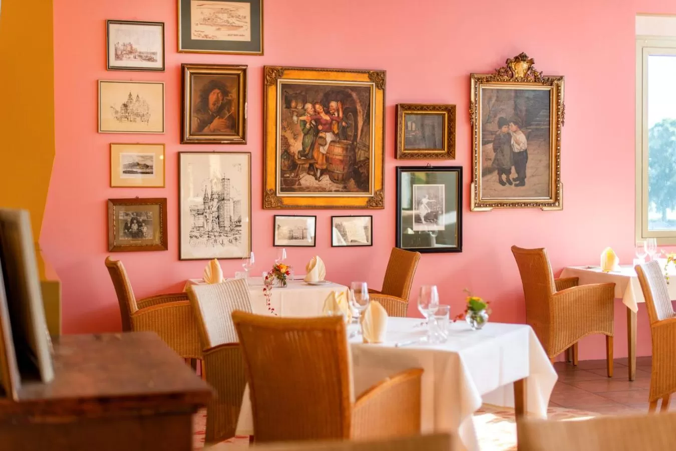 Restaurant/places to eat in Diehls Hotel