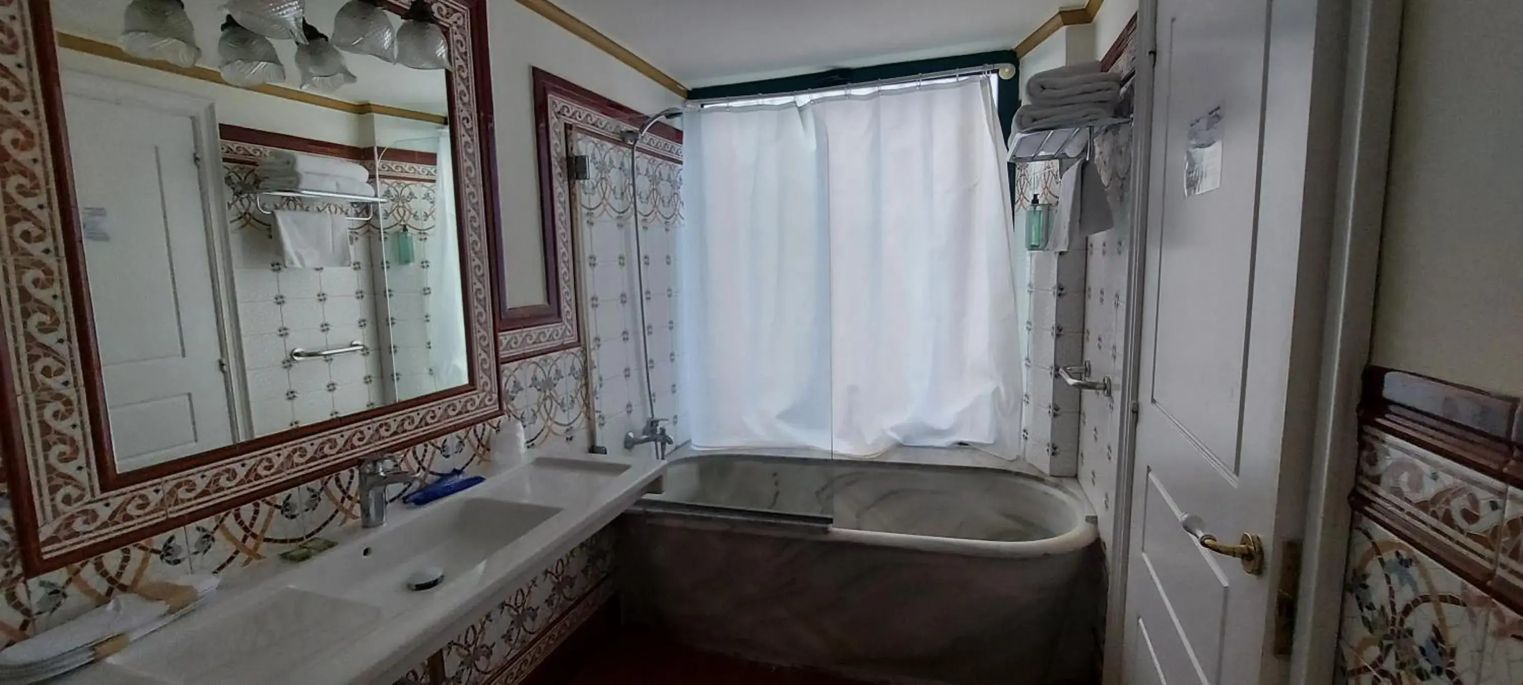 Bath, Bathroom in Hotel Noucentista