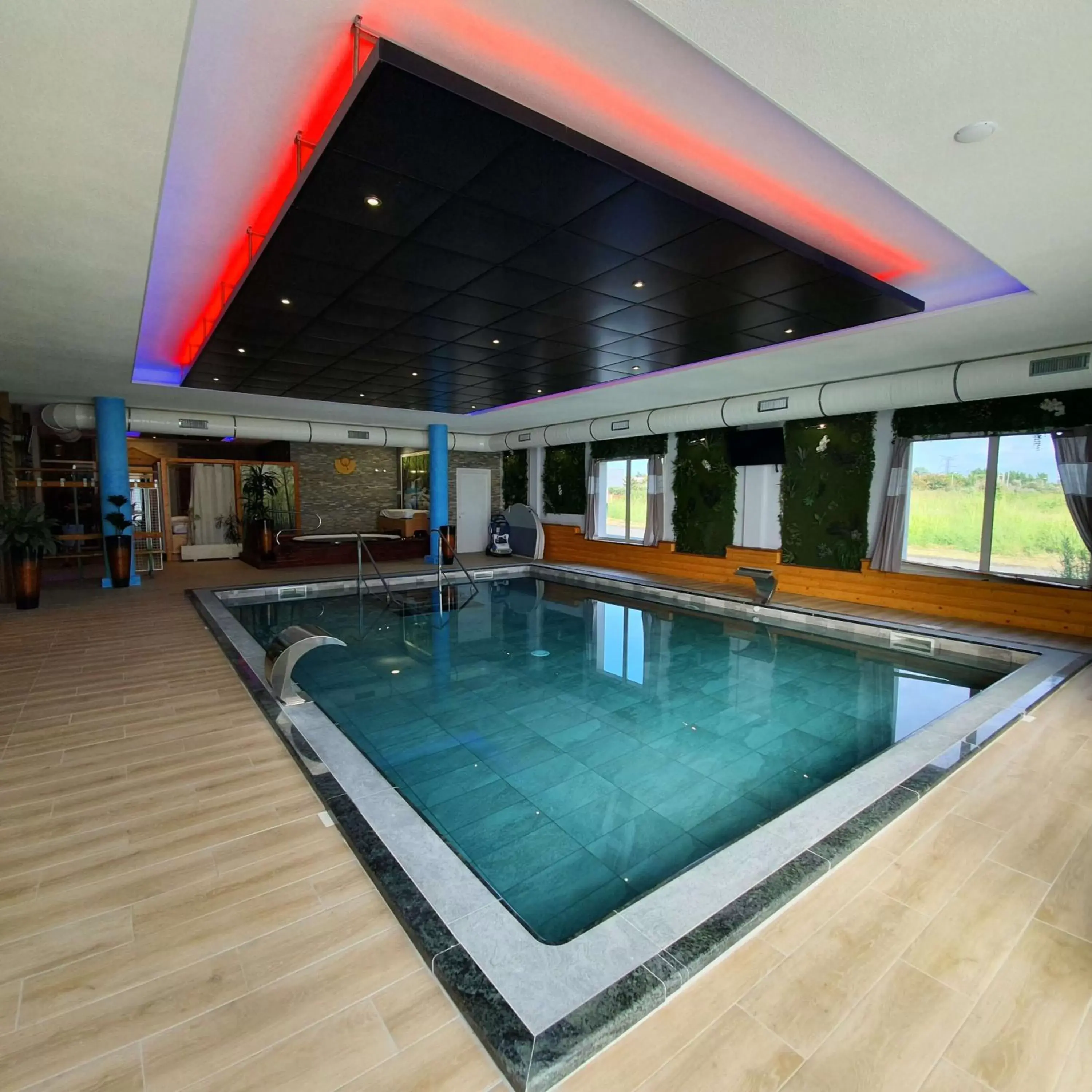 On site, Swimming Pool in Best Western Hotel & SPA Pau Lescar Aeroport