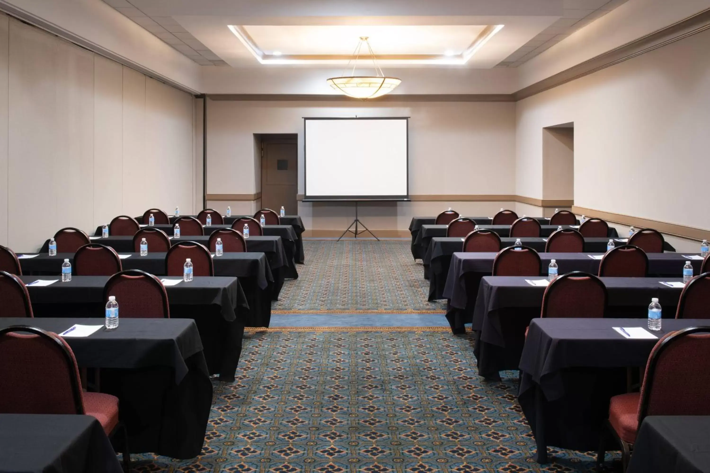 Meeting/conference room in Delta Hotels by Marriott Detroit Metro Airport