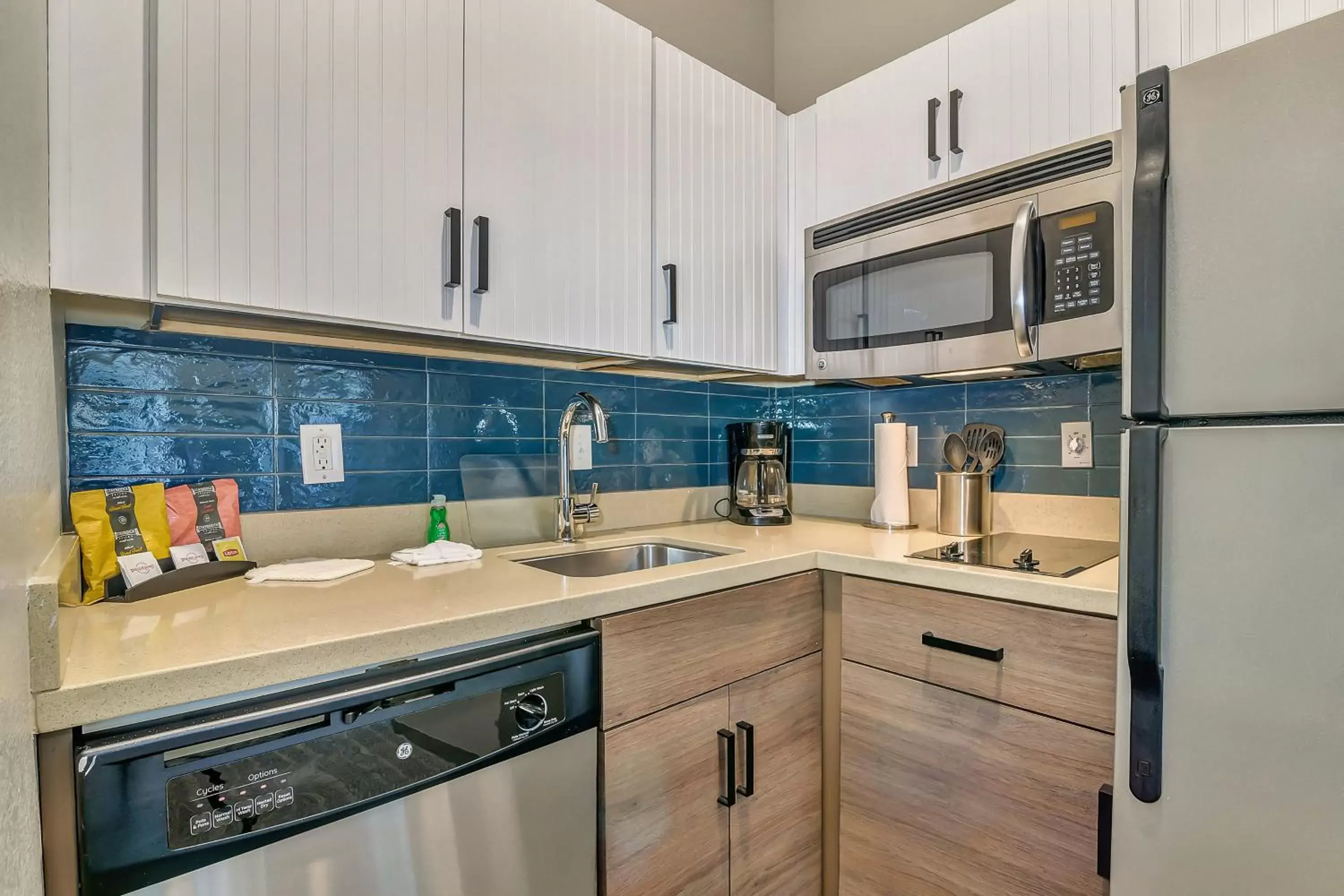 Photo of the whole room, Kitchen/Kitchenette in Staybridge Suites Tyler University Area, an IHG Hotel