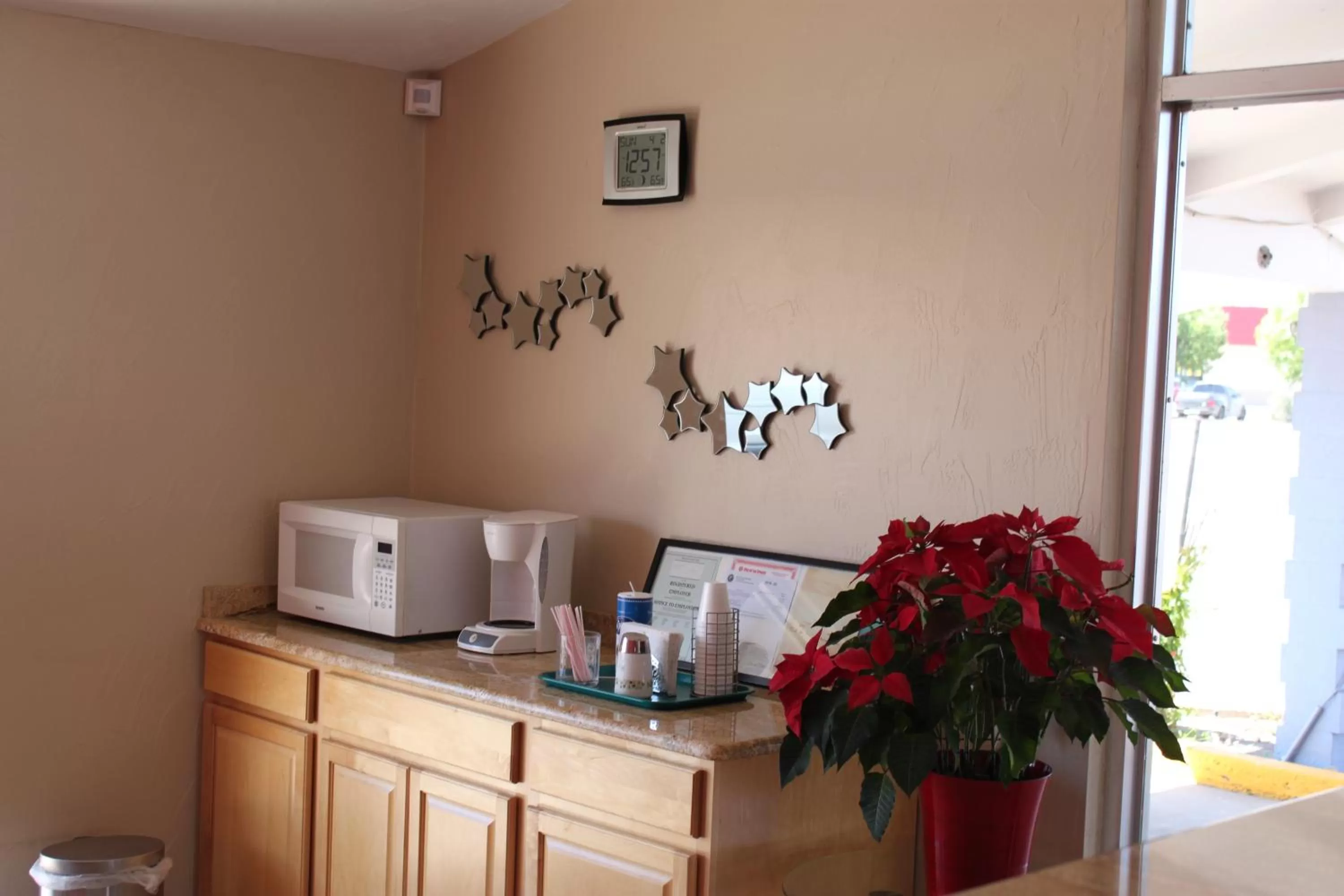 Food and drinks in Century 21 Motel