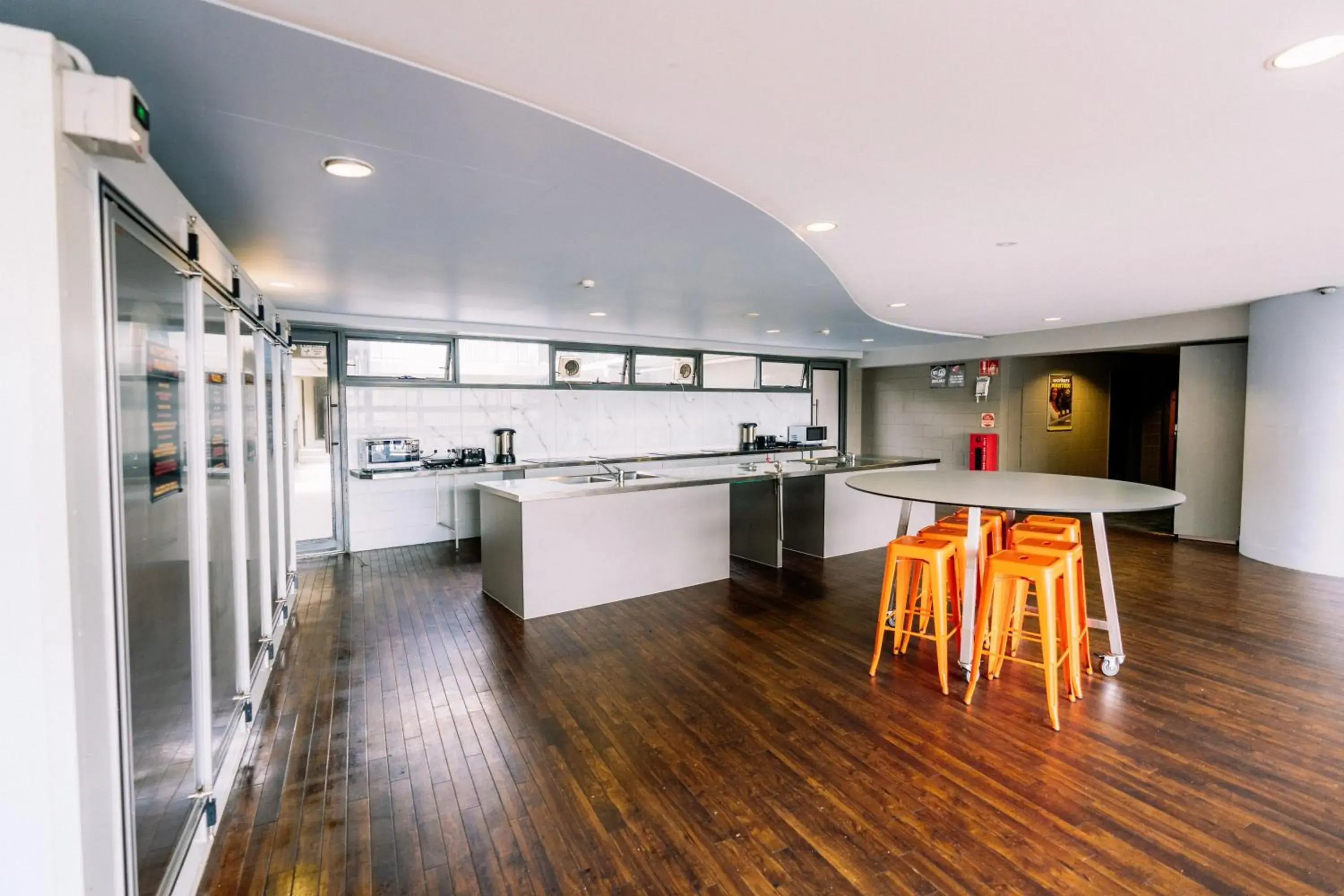 Dining area, Kitchen/Kitchenette in Gilligan's Backpacker Hotel & Resort Cairns