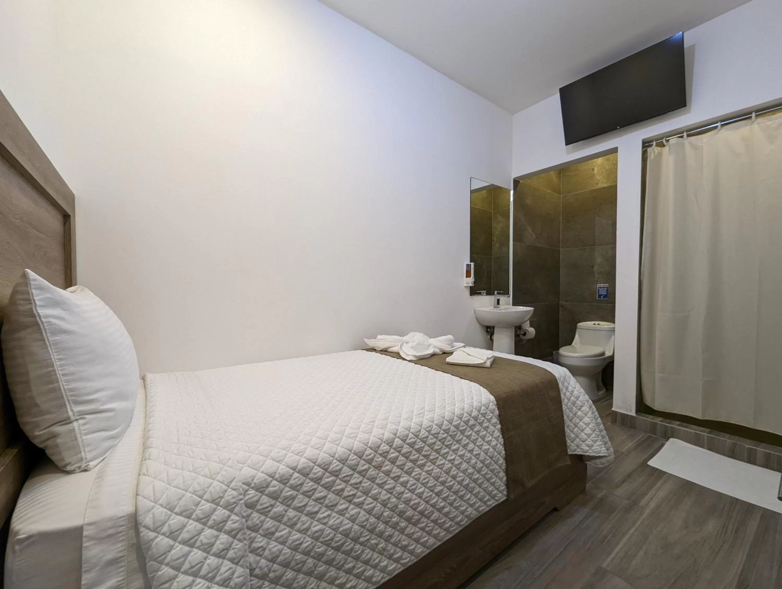 TV and multimedia, Bed in Hotel Cayuga