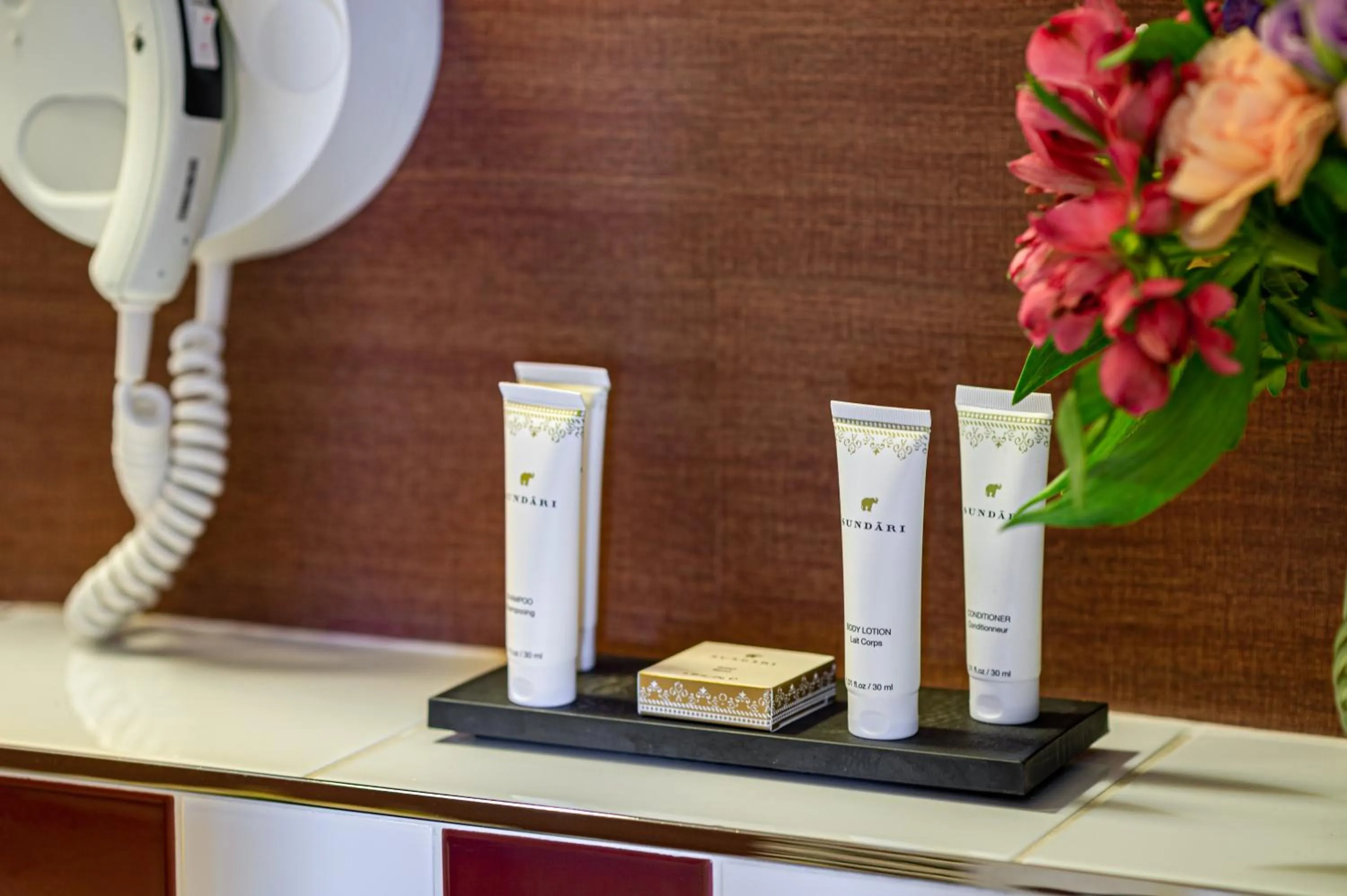 Bathroom in Kipling Manotel