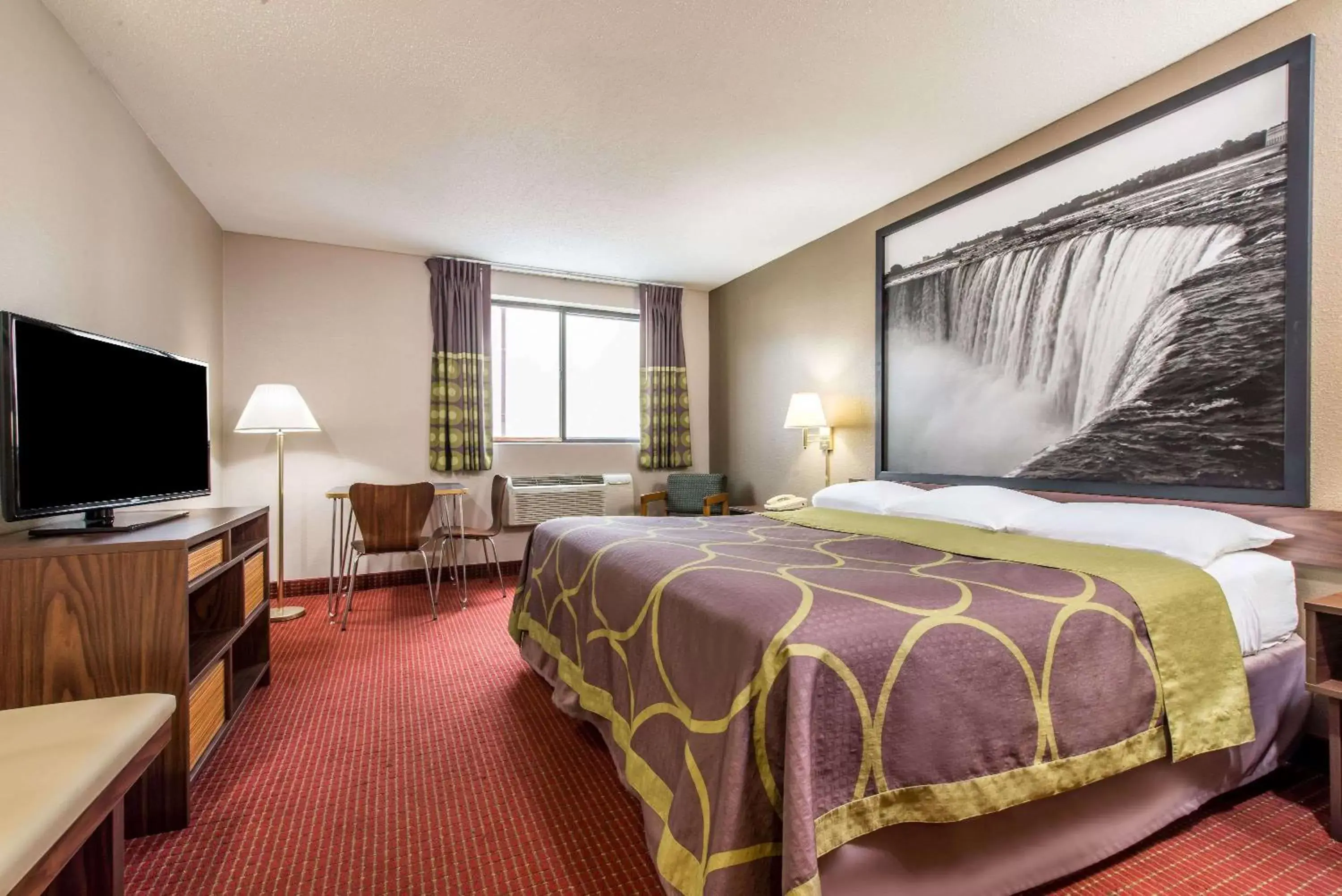 Photo of the whole room in Super 8 by Wyndham Niagara Falls