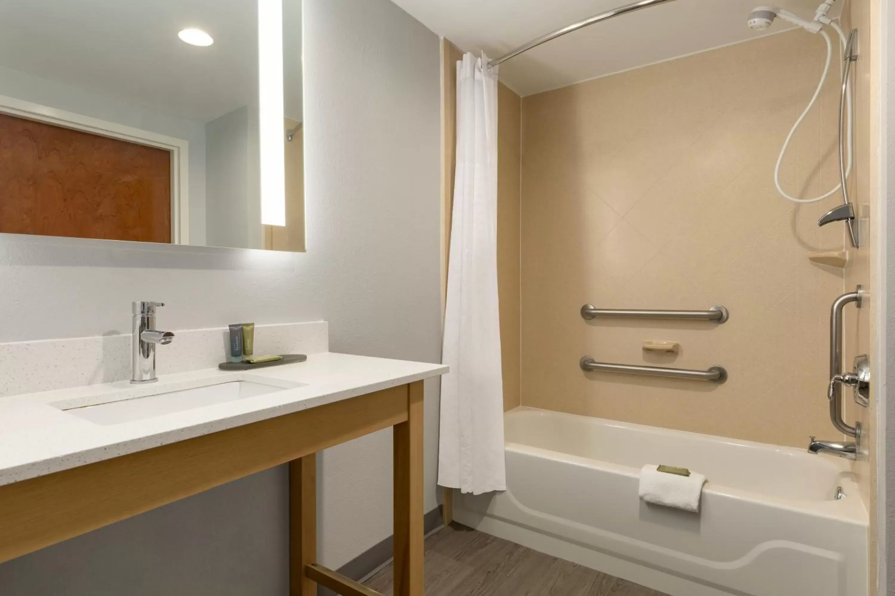 Bathroom in La Quinta Inn & Suites by Wyndham Selma/Smithfield I-95