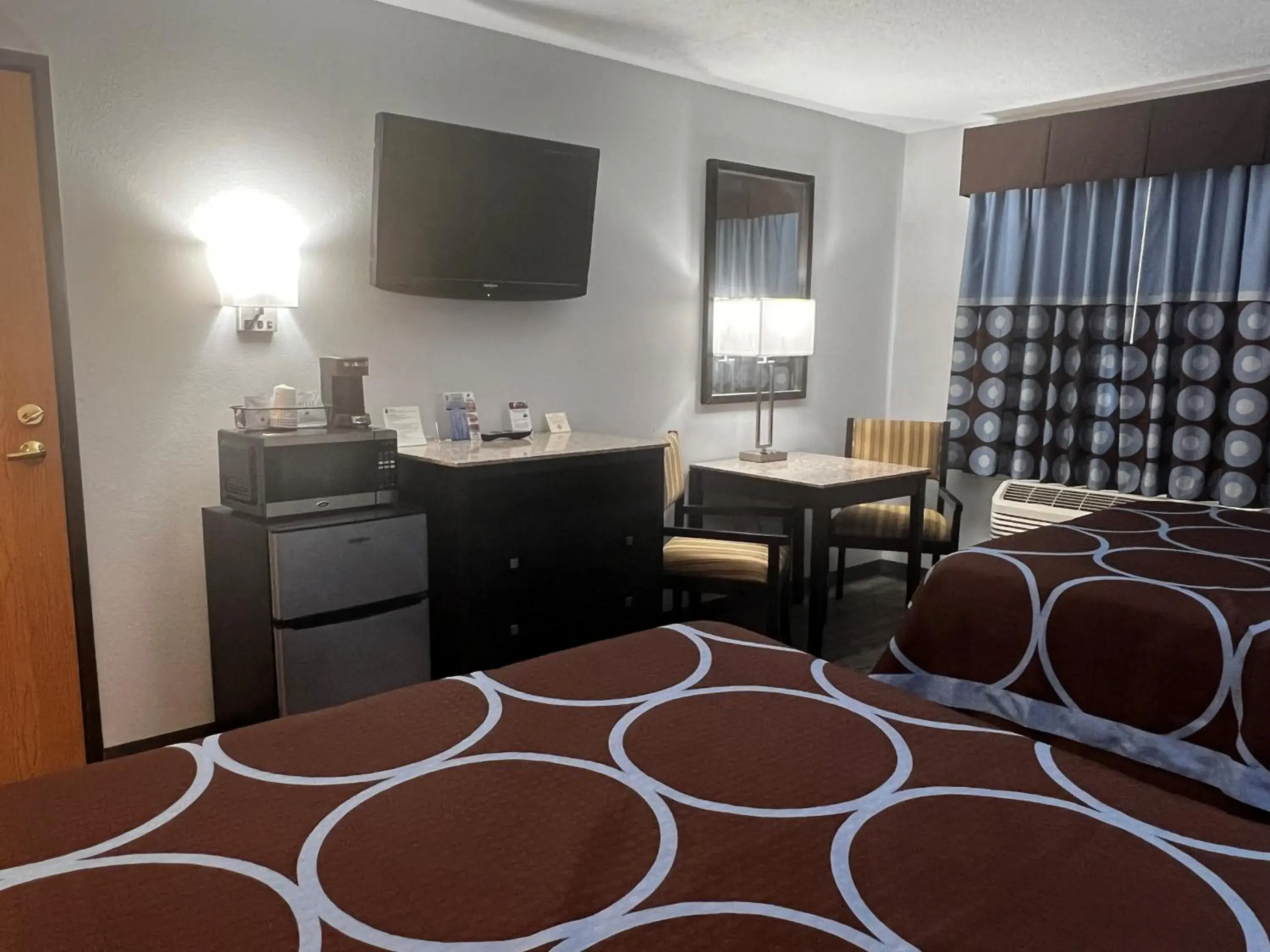 TV and multimedia, TV/Entertainment Center in Super 8 by Wyndham Cleveland TX