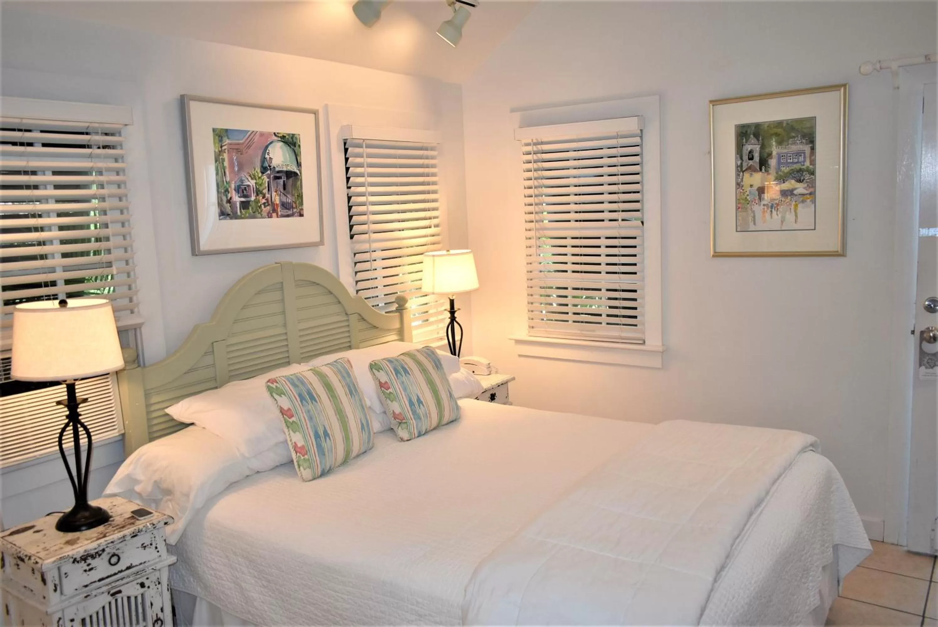 Bed in Simonton Court Historic Inn & Cottages