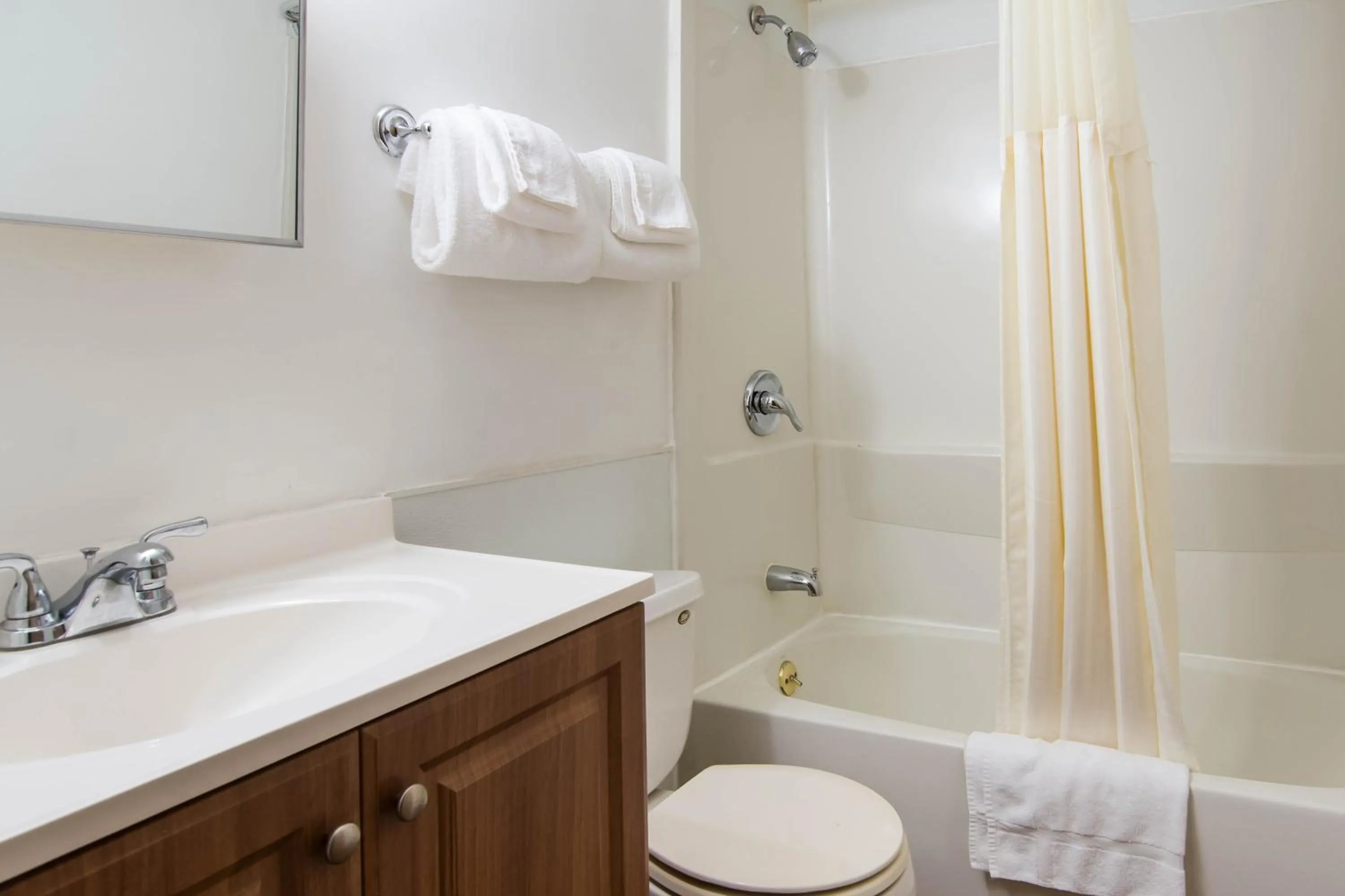 Bathroom in Knights Inn Amsterdam