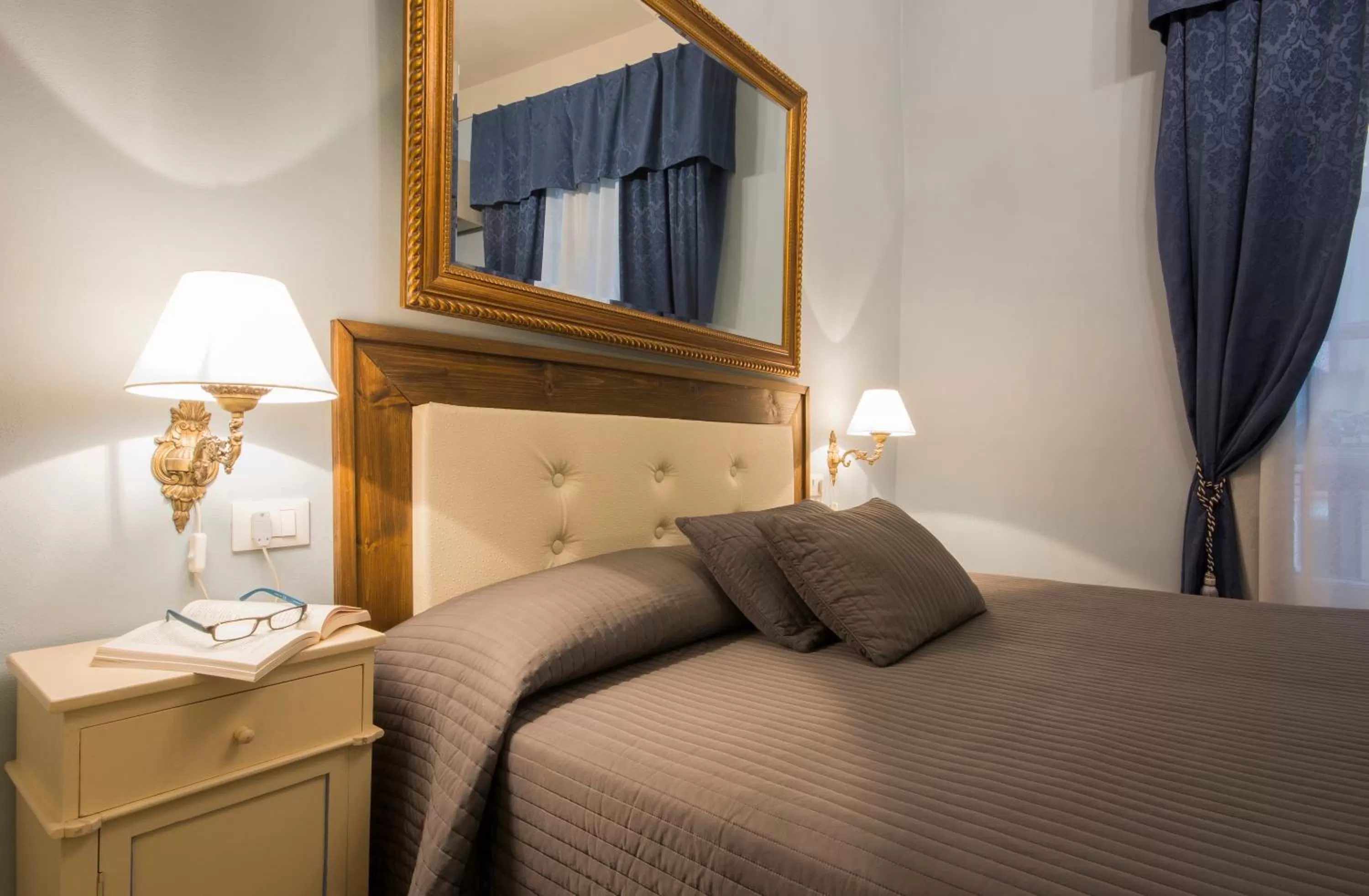 Photo of the whole room, Bed in La Bohème