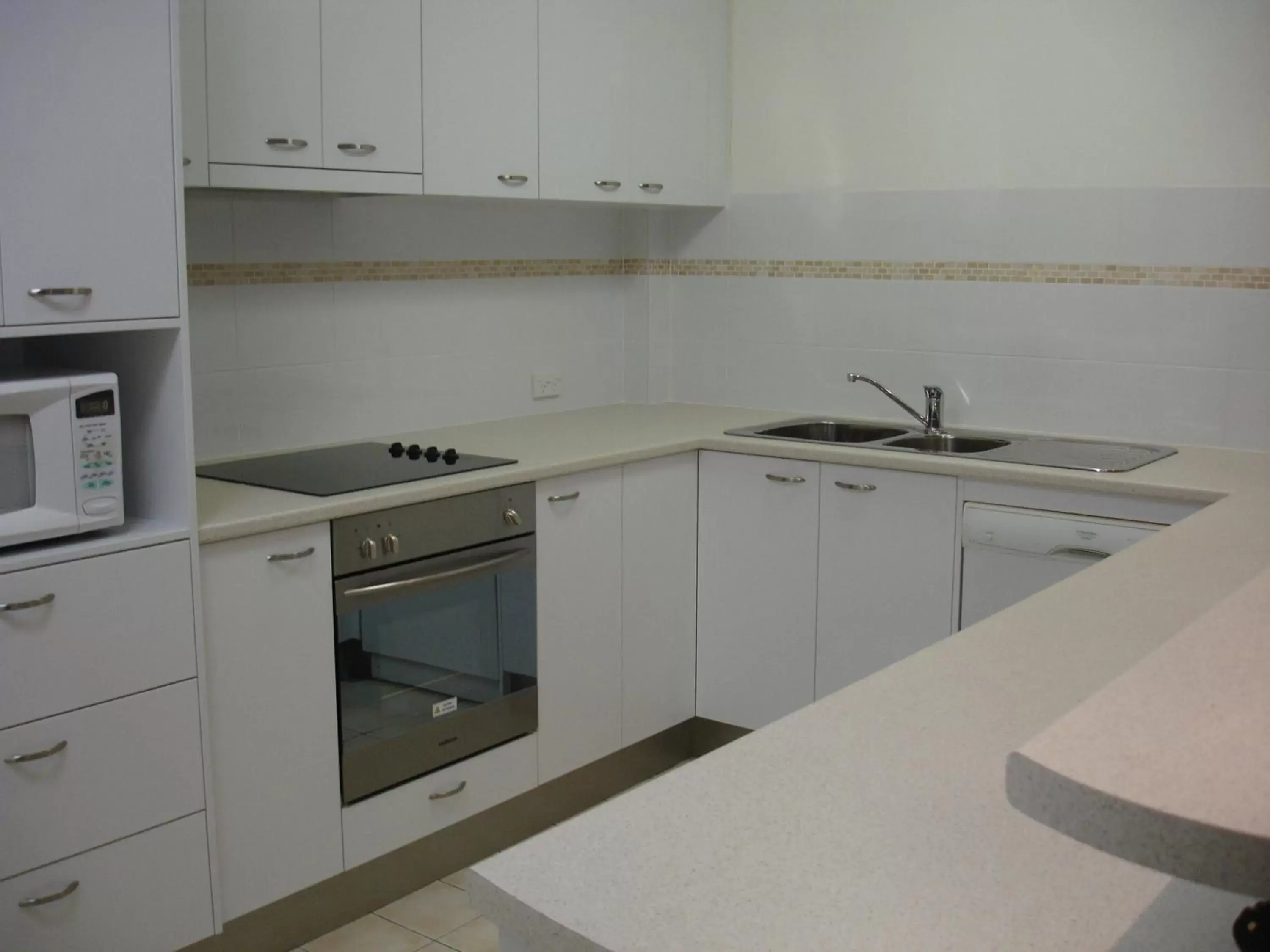 Kitchen or kitchenette, Kitchen/Kitchenette in Kirribilli Apartments