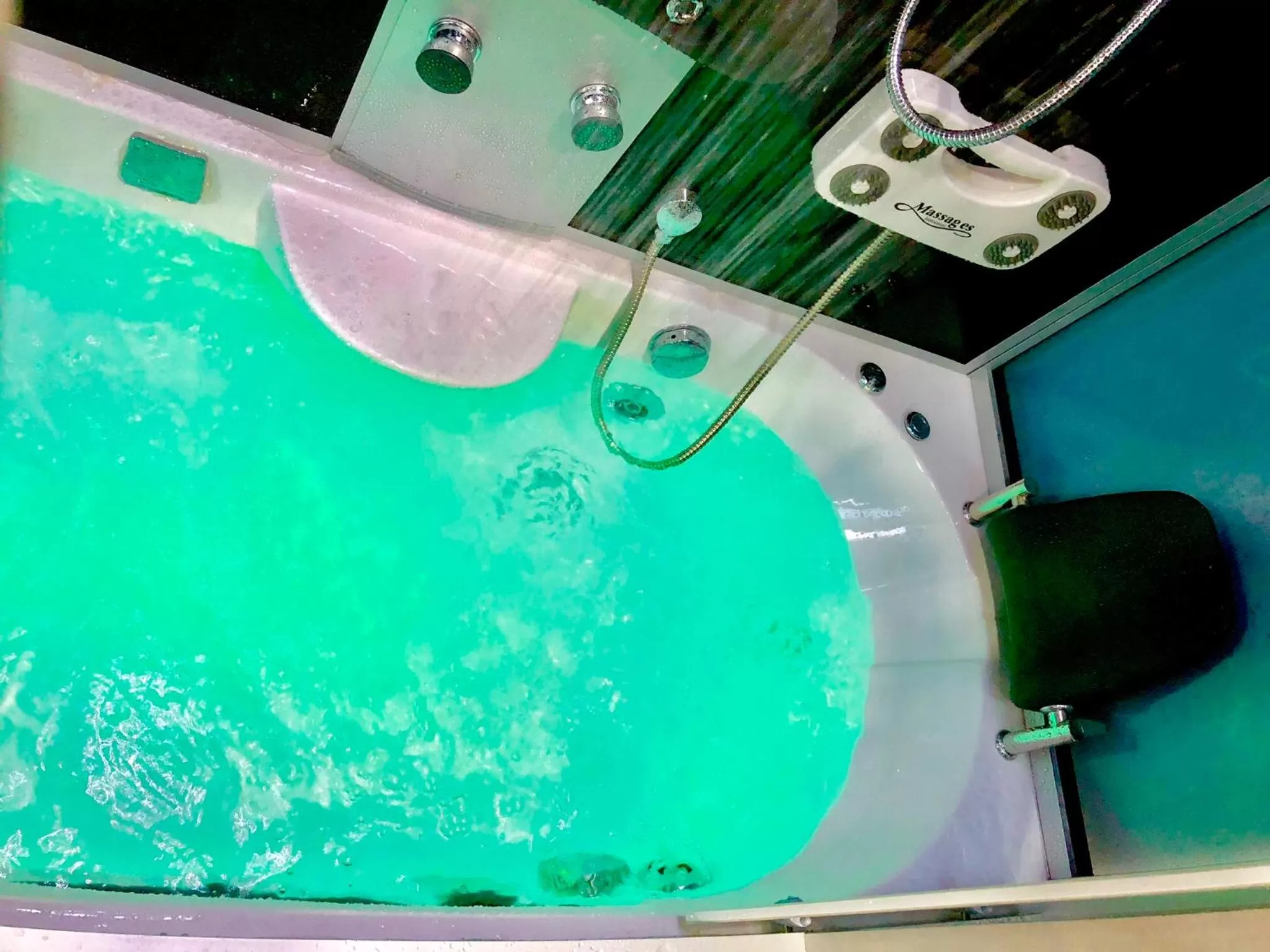 Hot Tub, Swimming Pool in WELLNESS ART & WINE CAREN