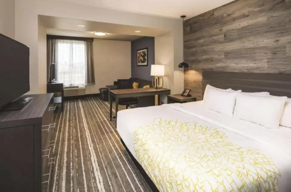 Bed in La Quinta Inn & Suites by Wyndham Locust Grove