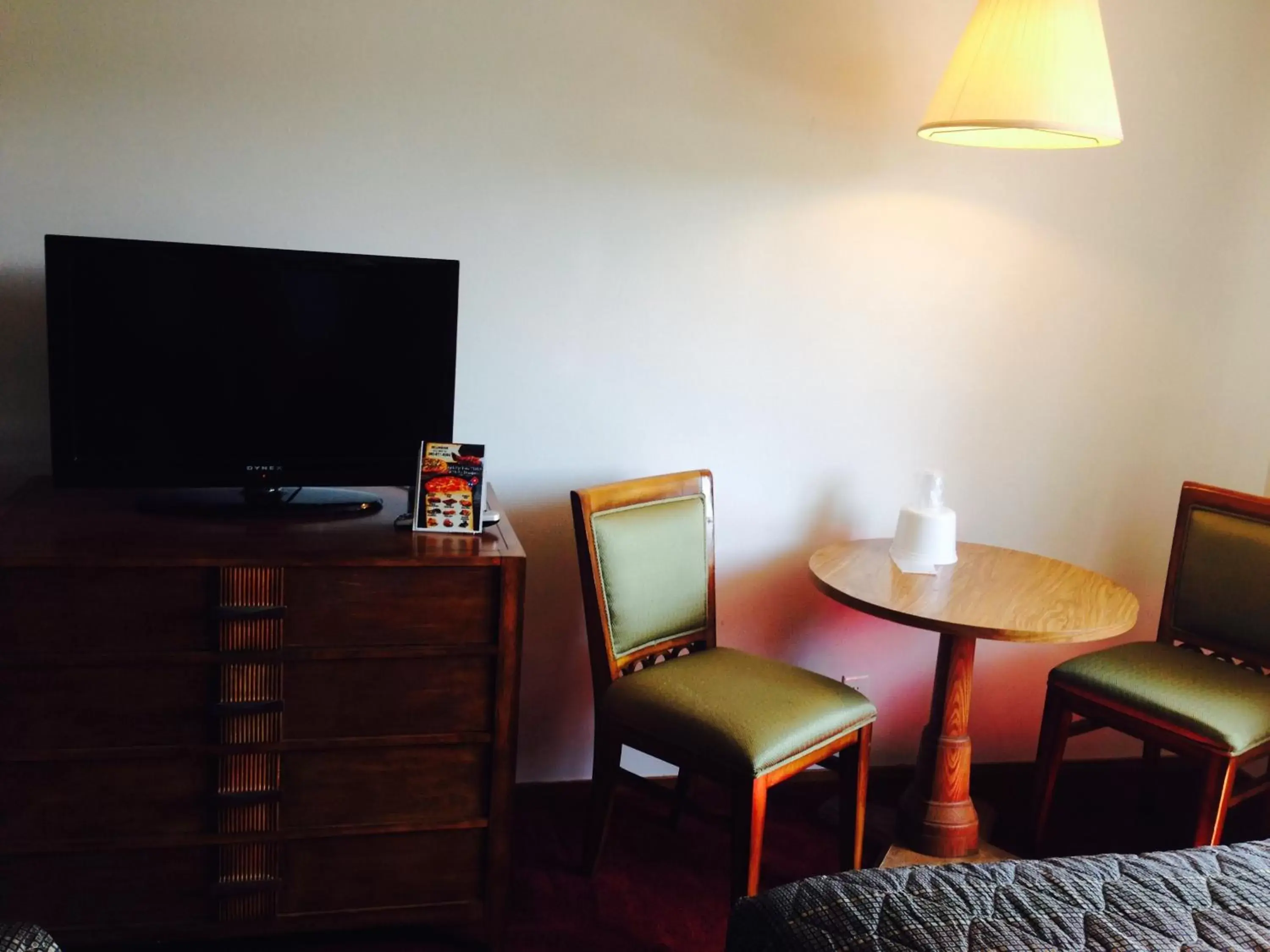 Seating area, TV/Entertainment Center in Bay City Motor Inn