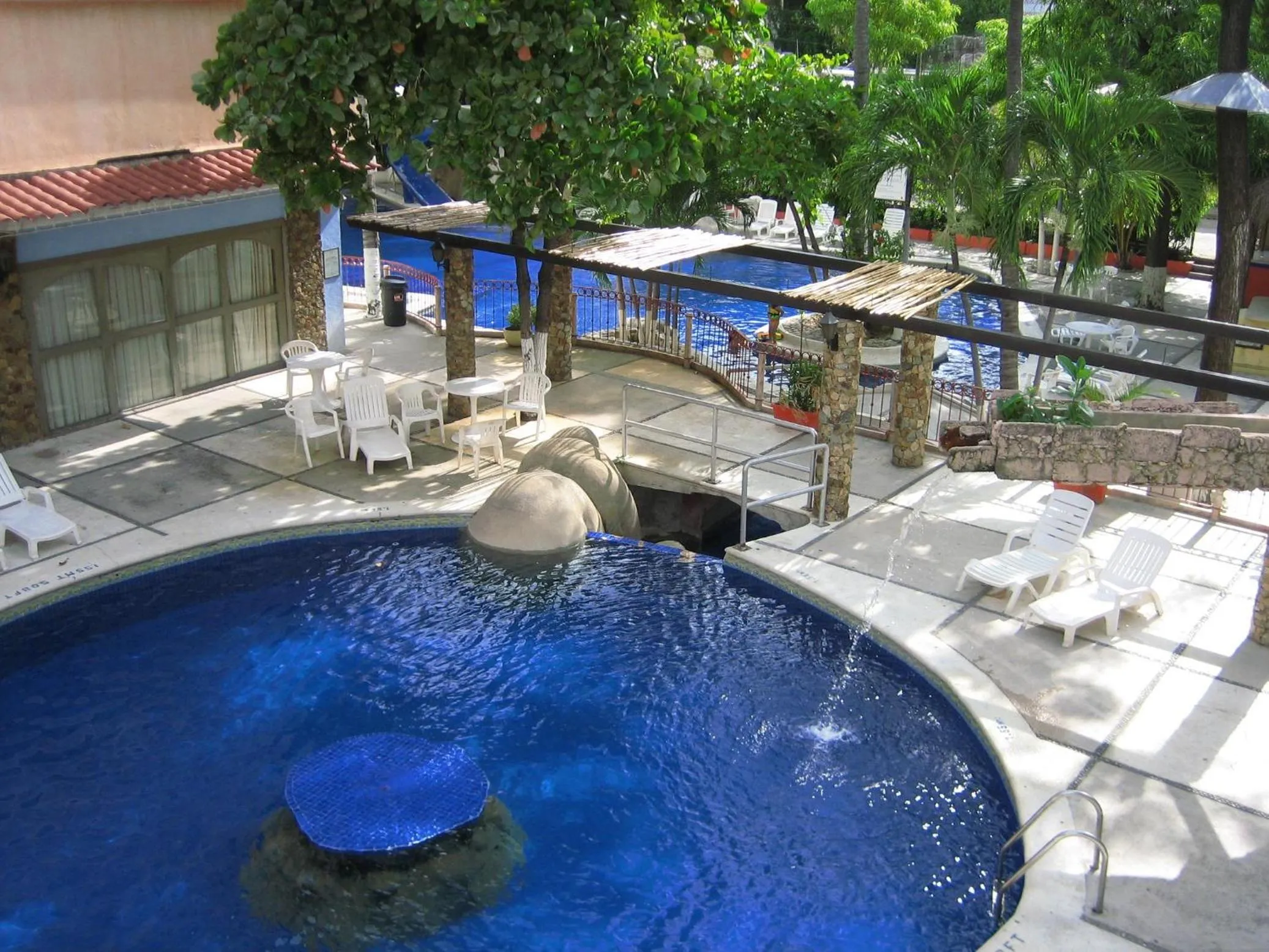 Swimming pool in Hotel Club del Sol Acapulco by NG Hoteles