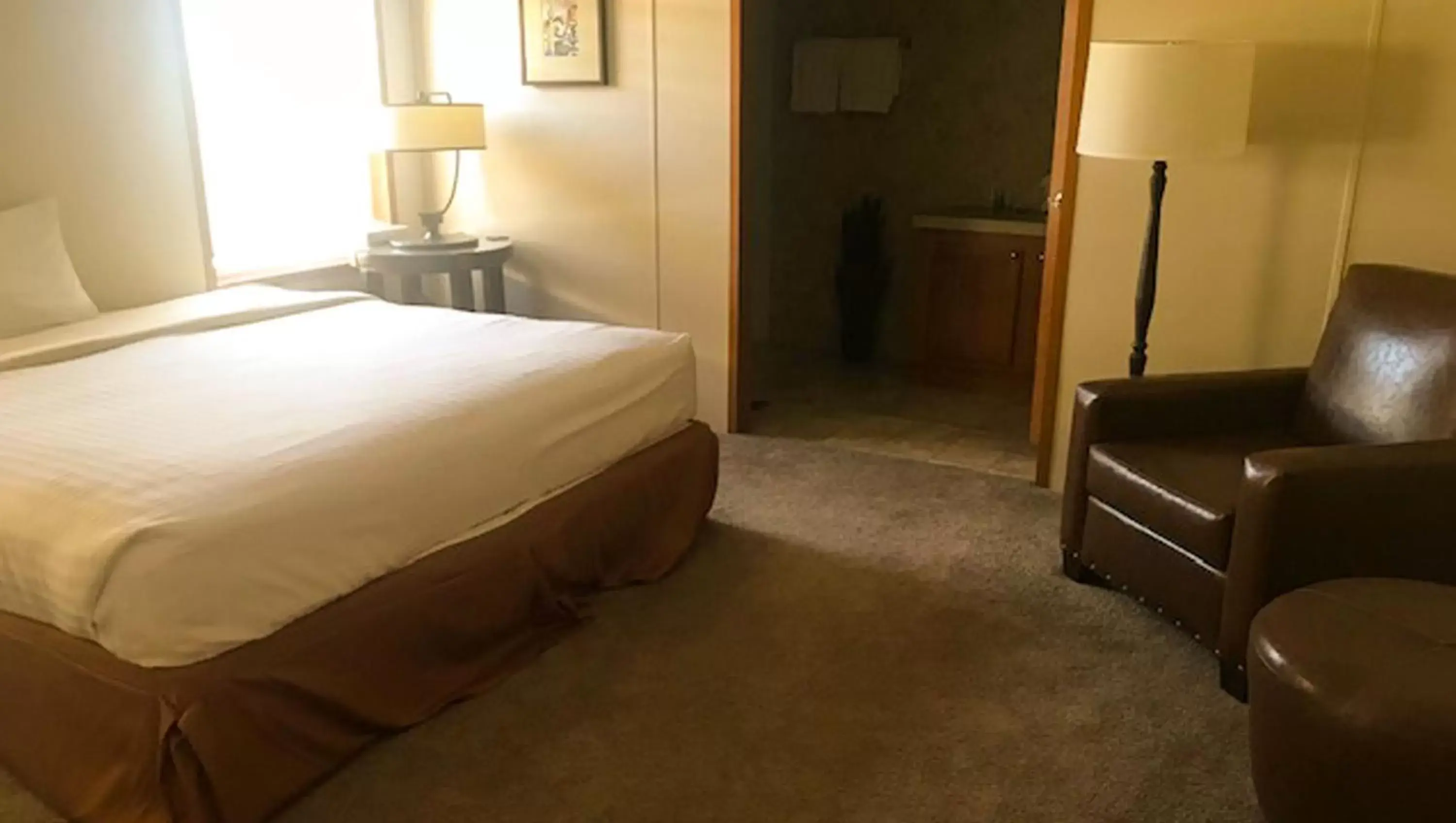 Photo of the whole room, Bed in Ticaboo Lodge Lake Powell