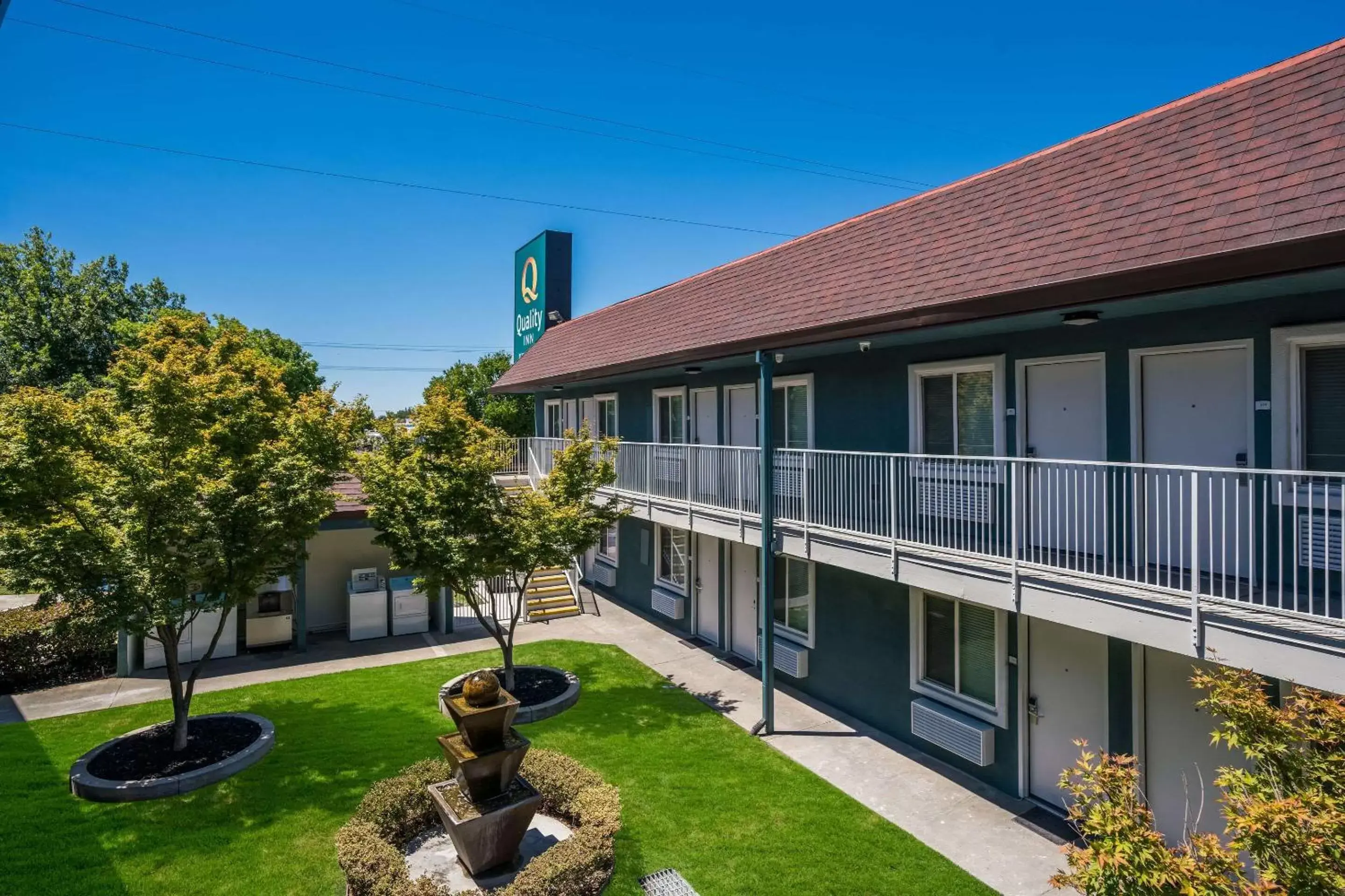 Swimming pool, Property Building in Quality Inn Elk Grove-Sacramento