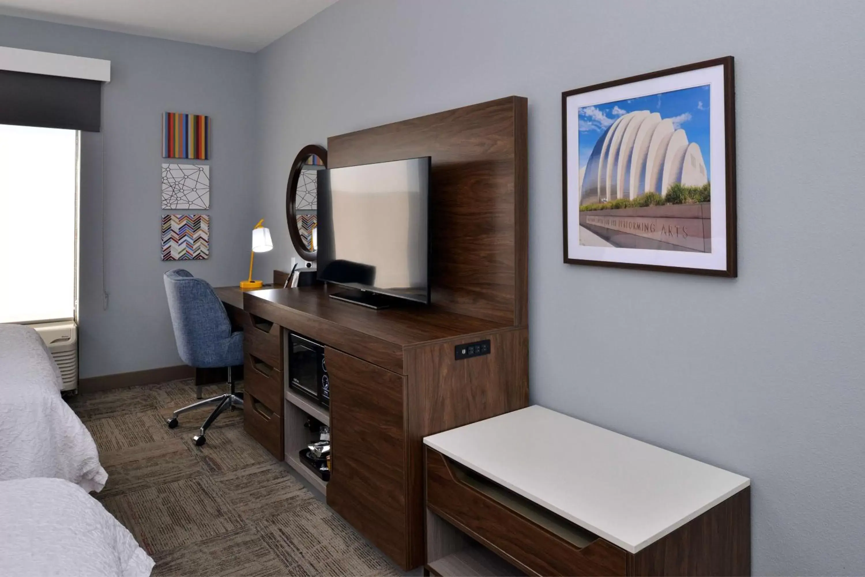 Bedroom, TV/Entertainment Center in Hampton Inn Kansas City Northeast