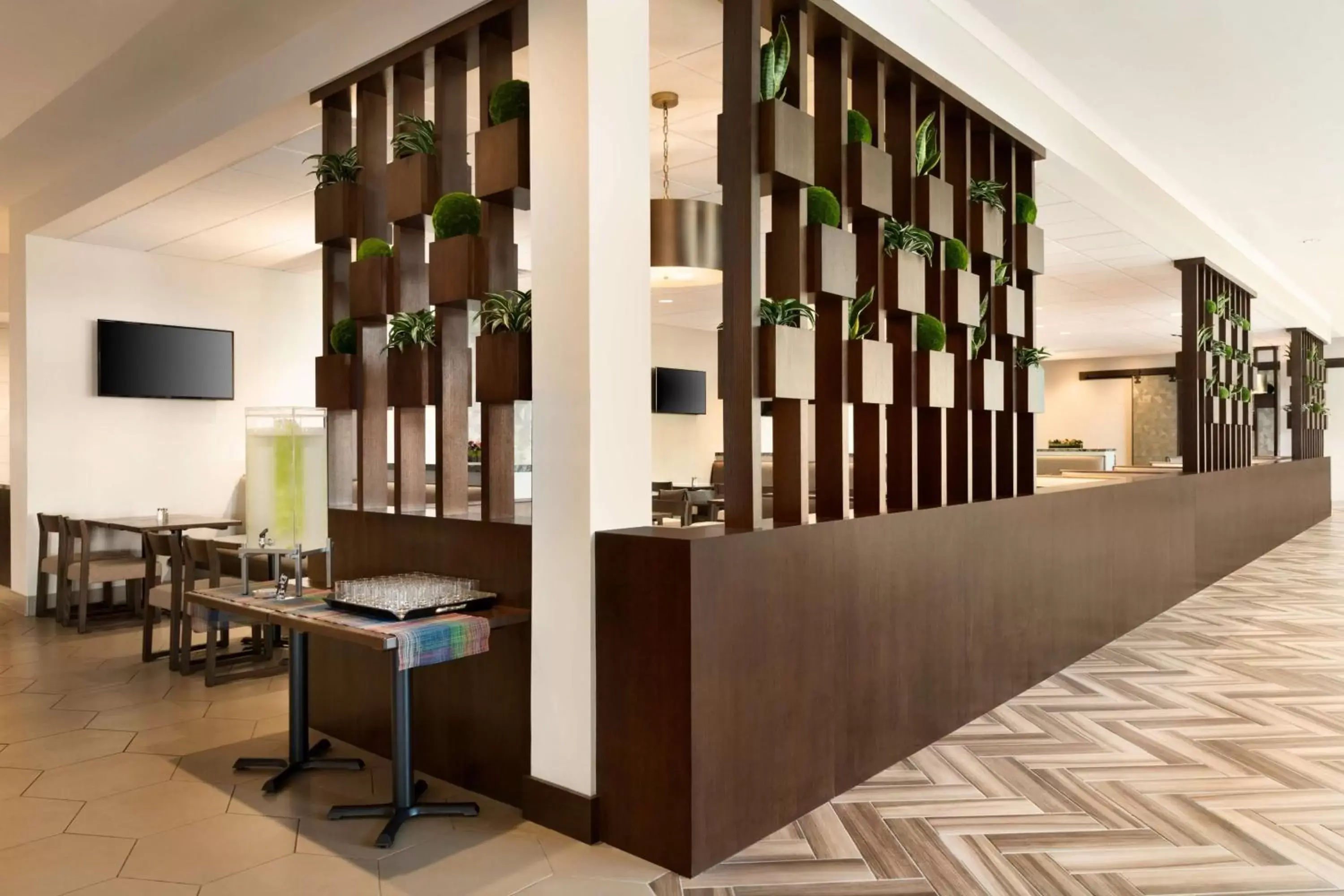 Dining area in Embassy Suites By Hilton San Antonio Landmark