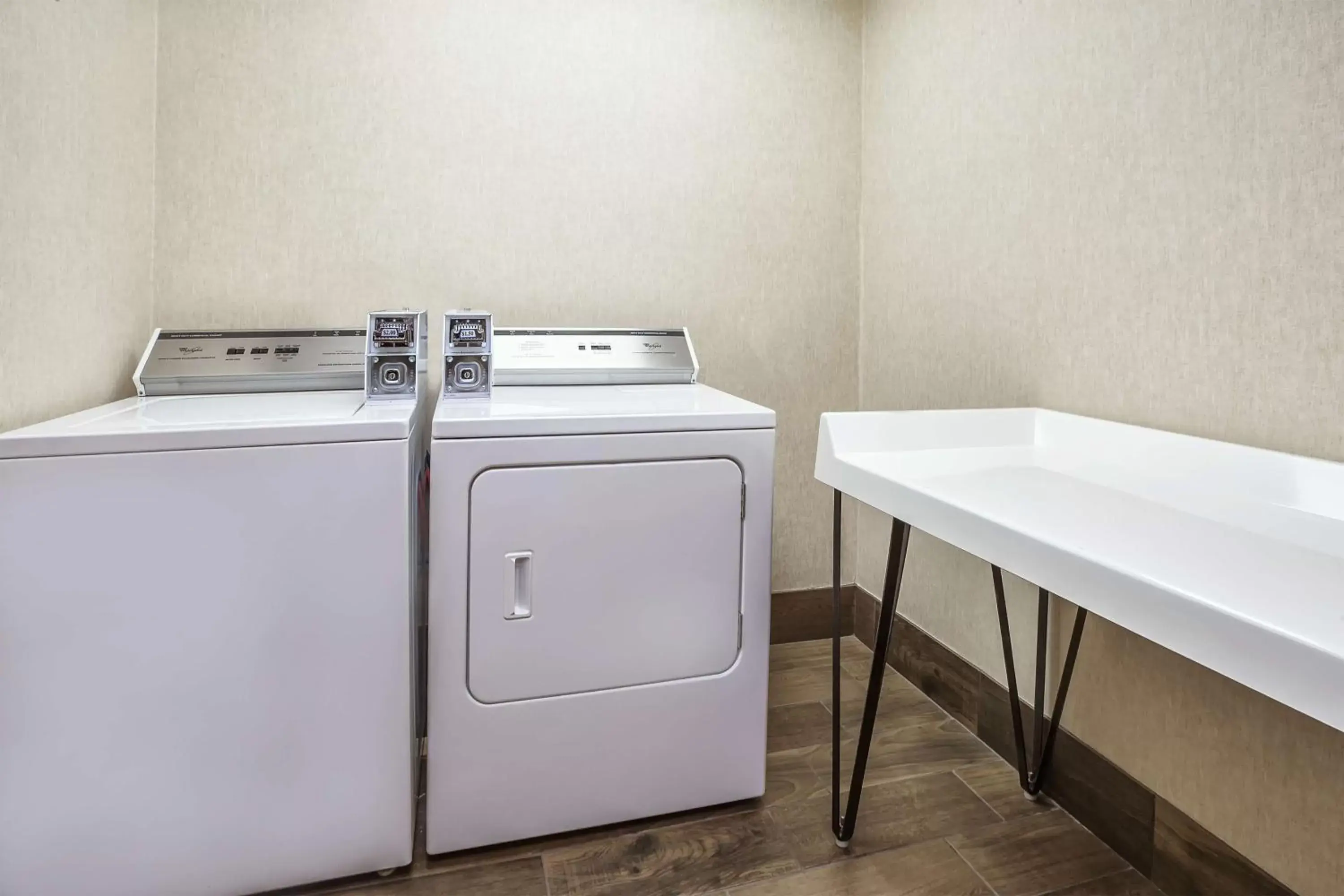 Property building, Kitchen/Kitchenette in Hampton Inn Detroit/Belleville-Airport Area