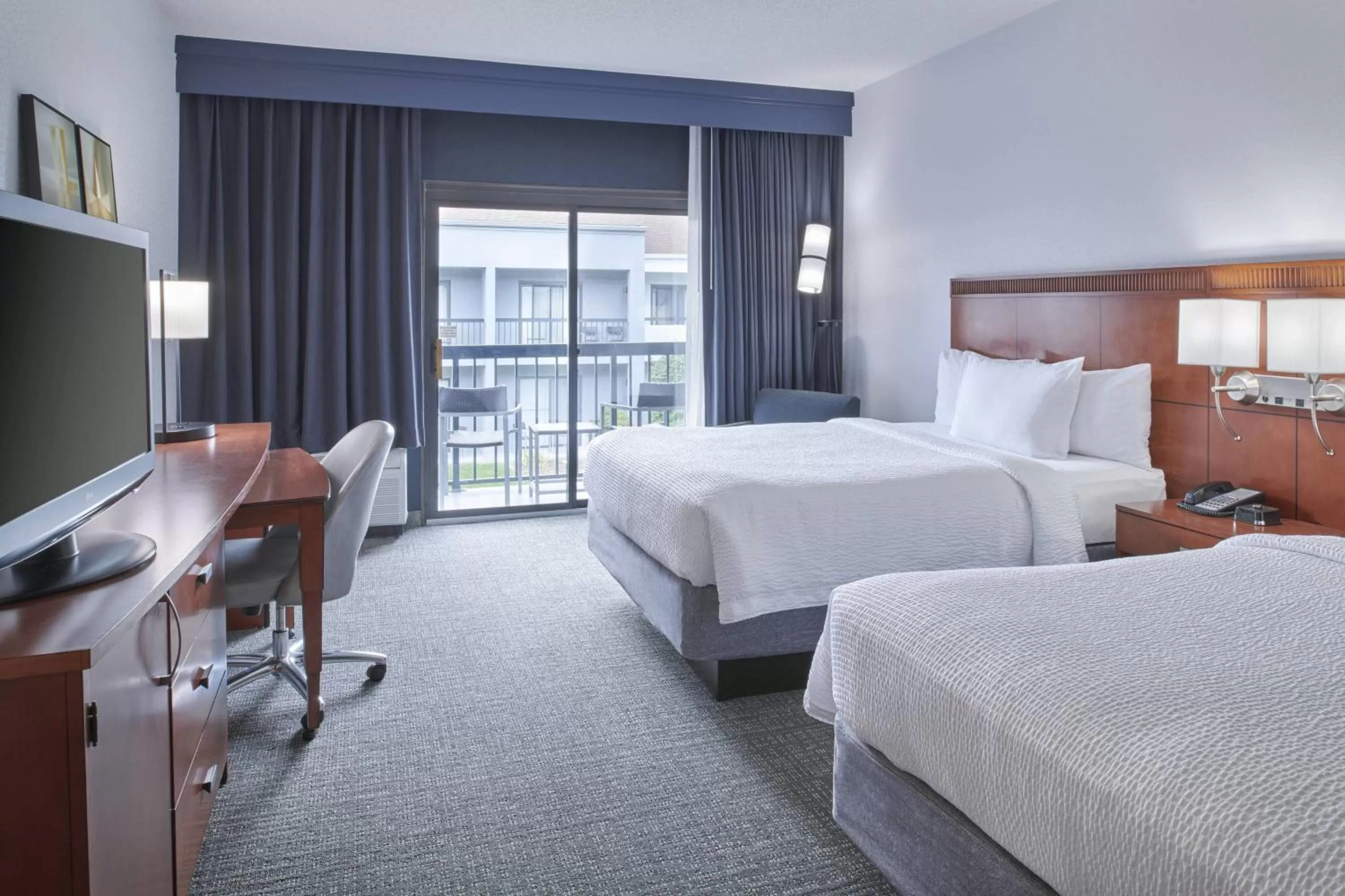 Photo of the whole room, Bed in Courtyard by Marriott Detroit Troy