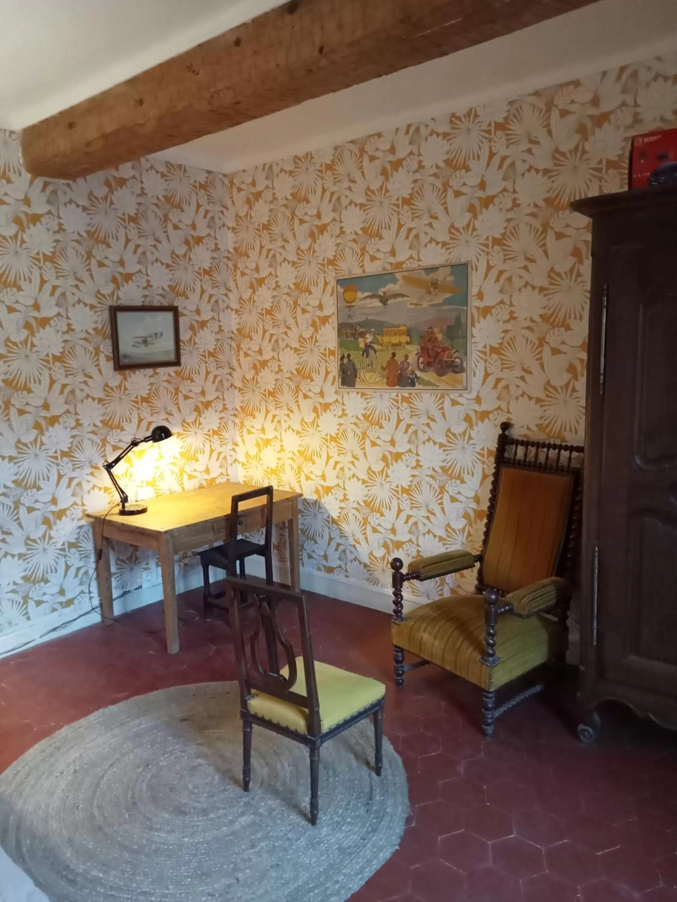 Photo of the whole room, Seating Area in Mas Palegry Suite avec vue sur jardin