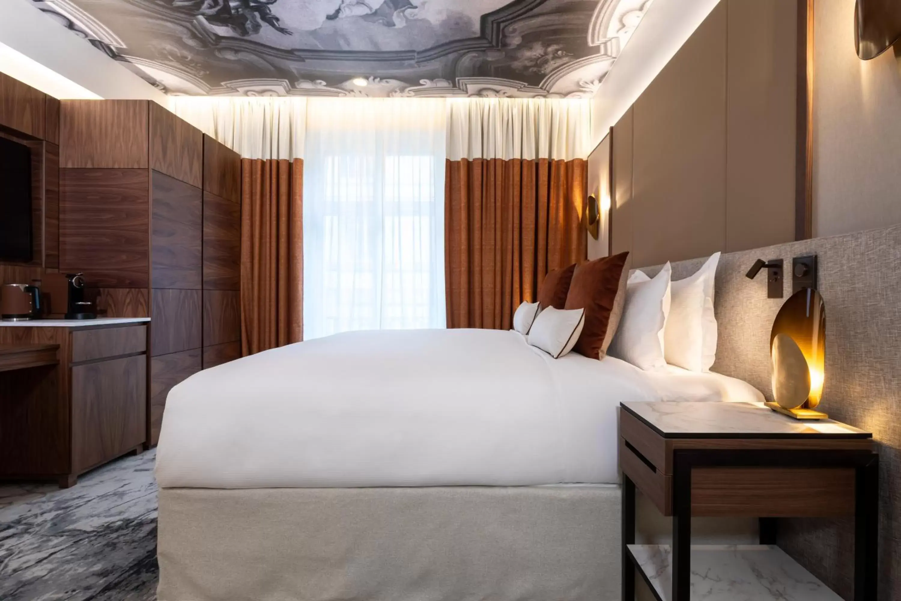 Bedroom, Bed in InterContinental Paris Champs Elysées Etoile, an IHG Hotel