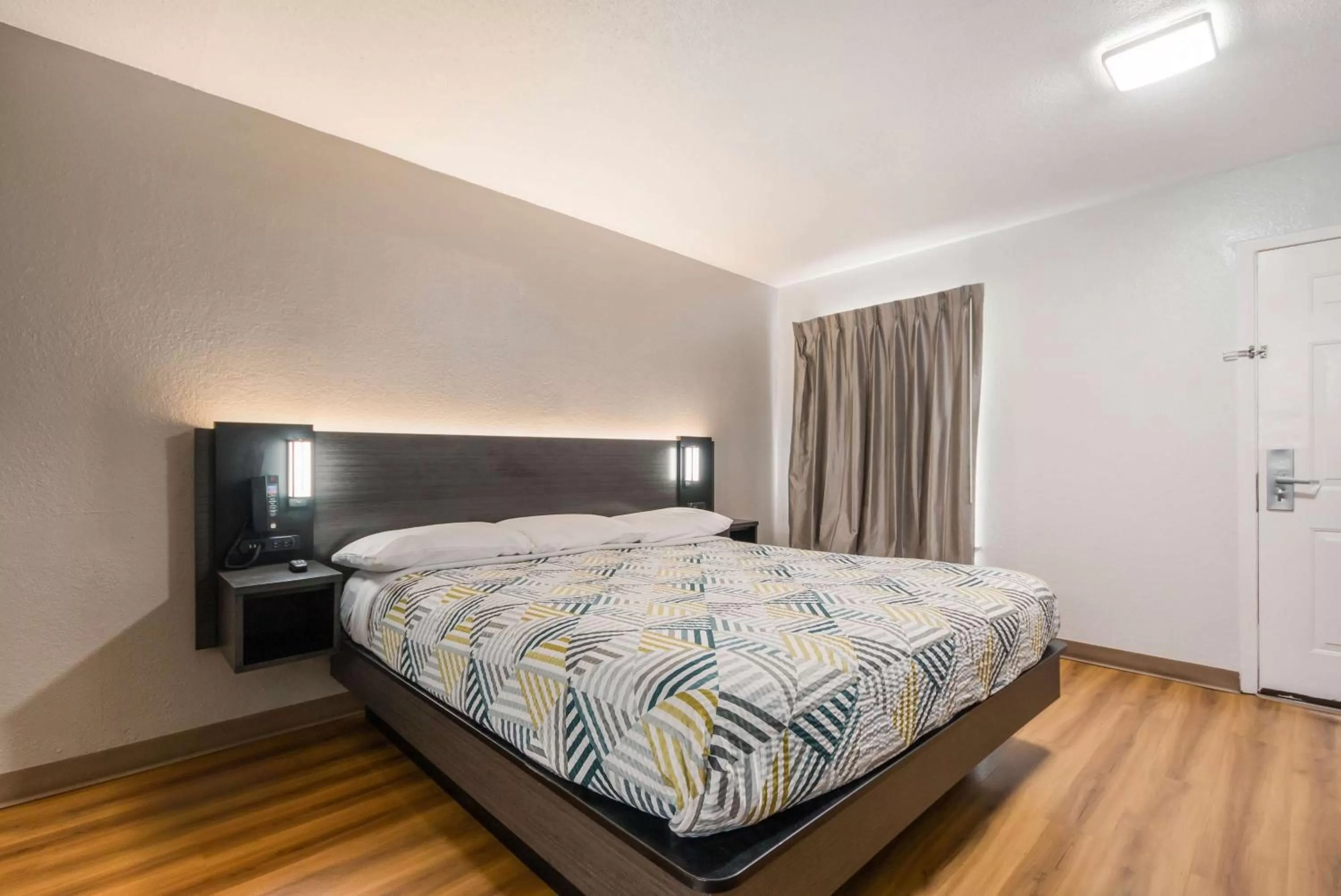 Photo of the whole room, Bed in Studio 6 Laredo, Tx - North I-35