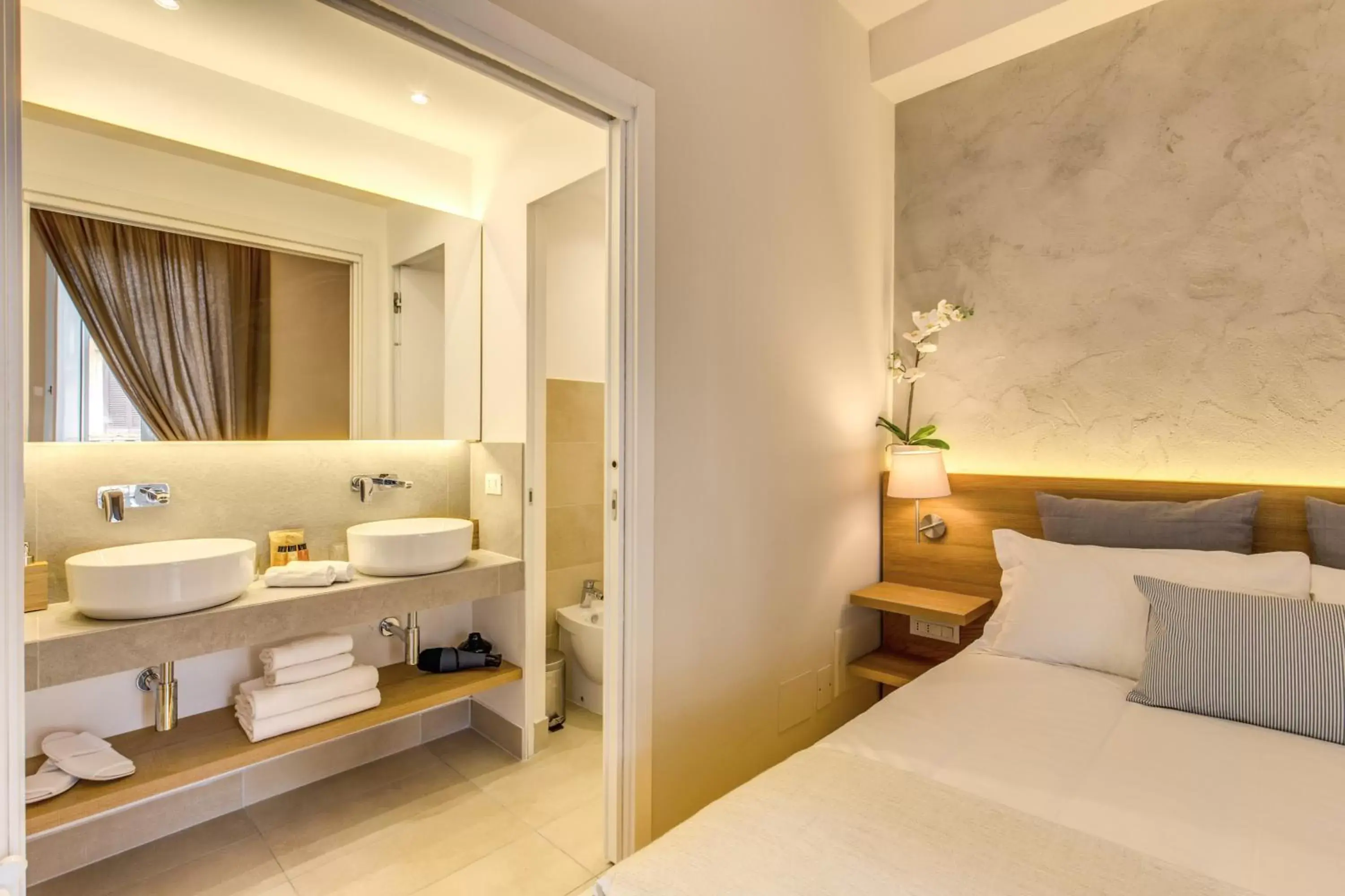 Bed, Bathroom in The Spanish Suite Campo de' Fiori