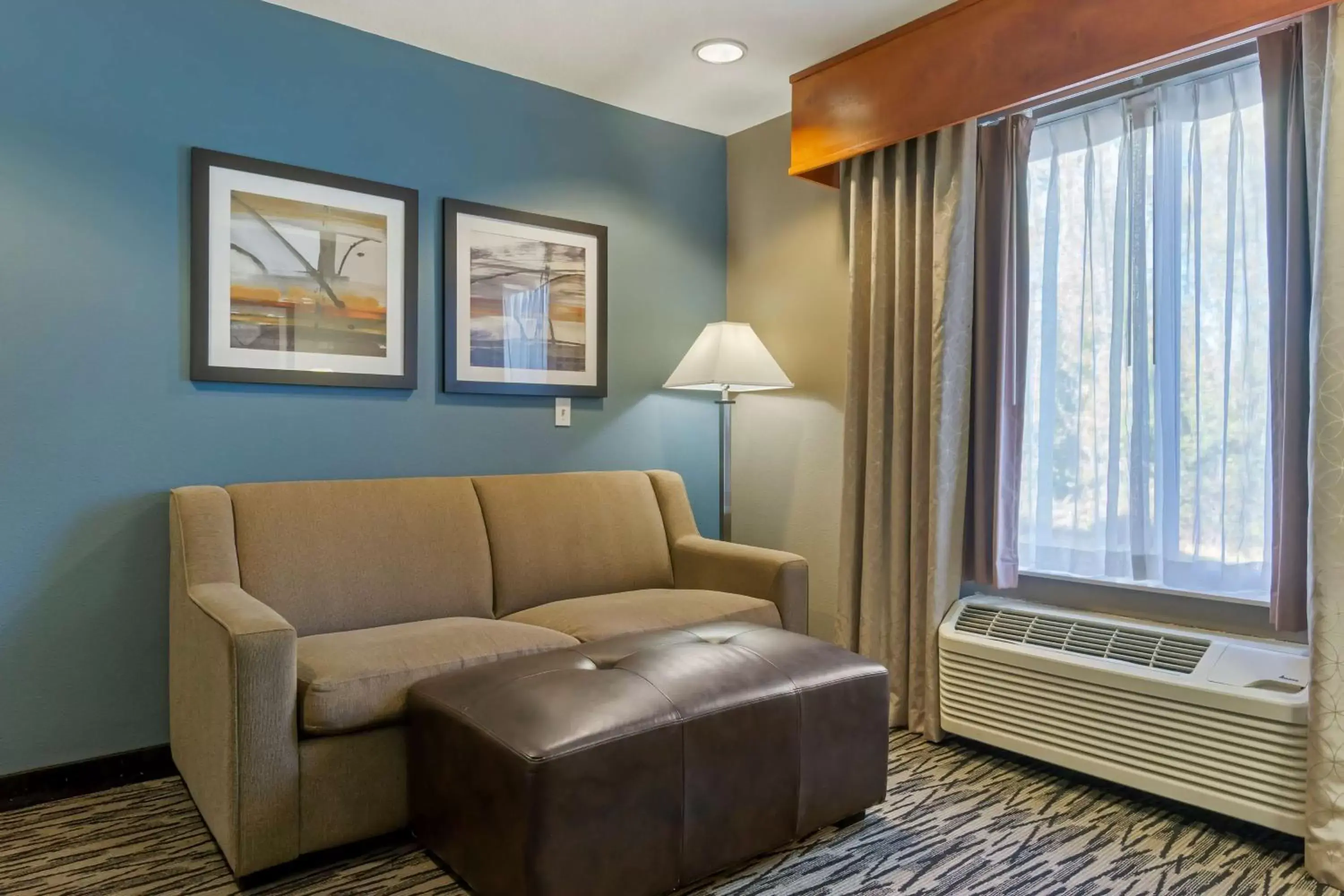Bedroom, Seating Area in Best Western PLUS Mountain View Auburn Inn