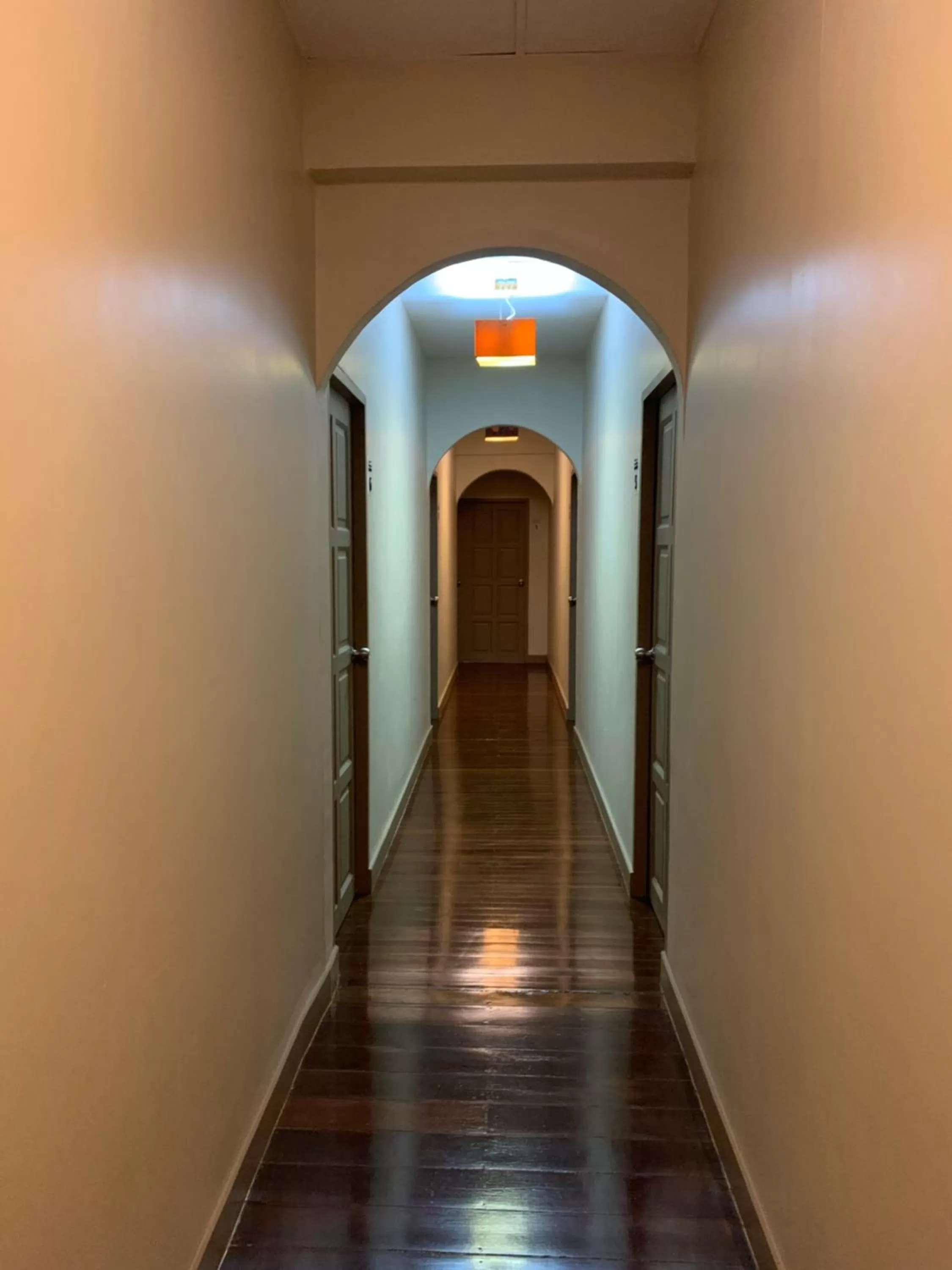 Decorative detail in Achcha hotel - itsaraphap MRT station - Wat Arun