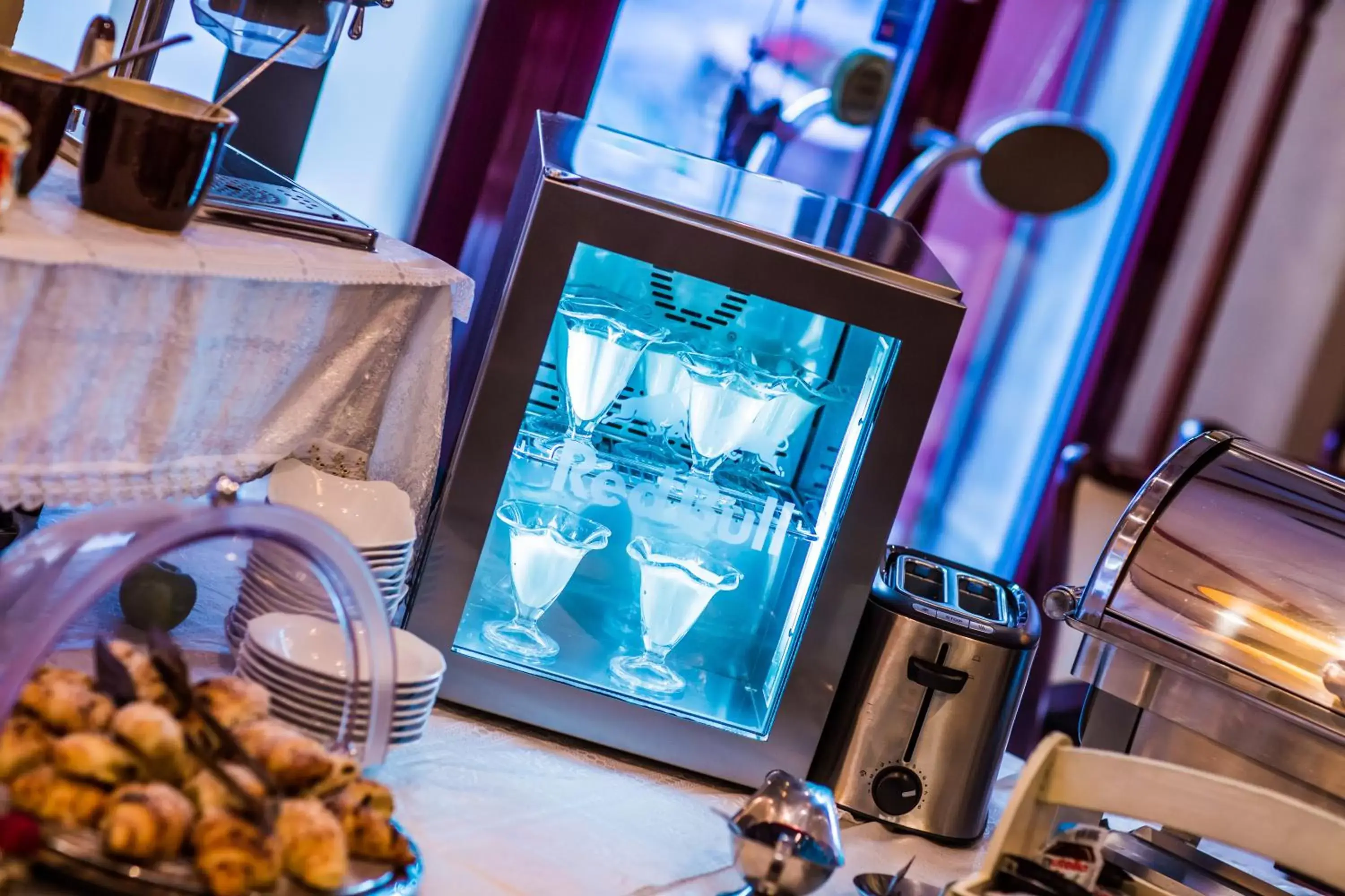 Food close-up, TV/Entertainment Center in Hotel Ottaviano