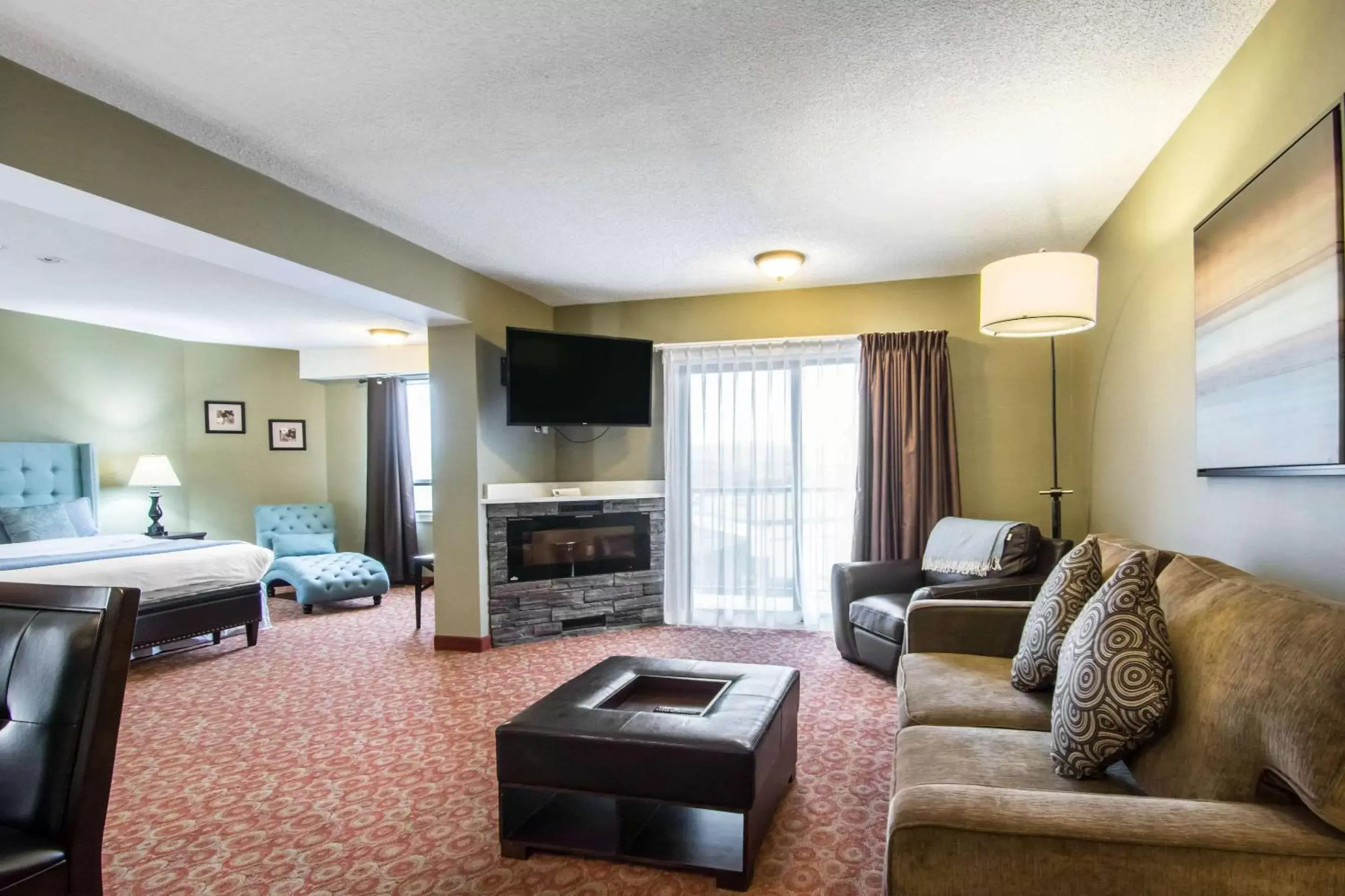 Photo of the whole room, Seating Area in Quality Hotel Drumheller