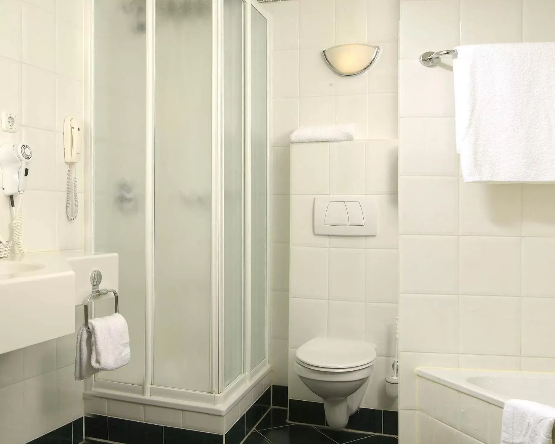 Shower, Bathroom in Carlton Oasis Hotel