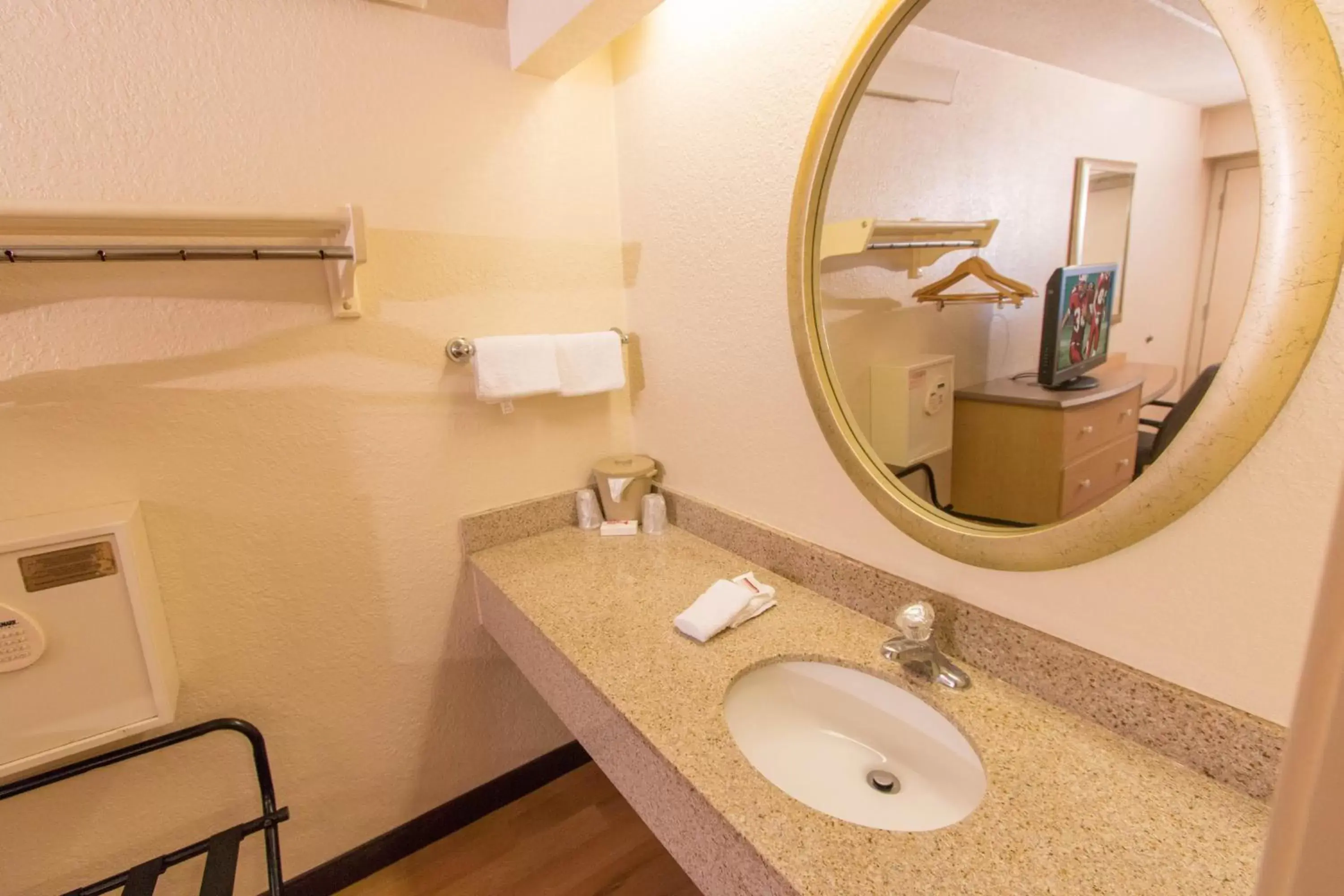 Bathroom in Red Roof Inn Hilton Head Island