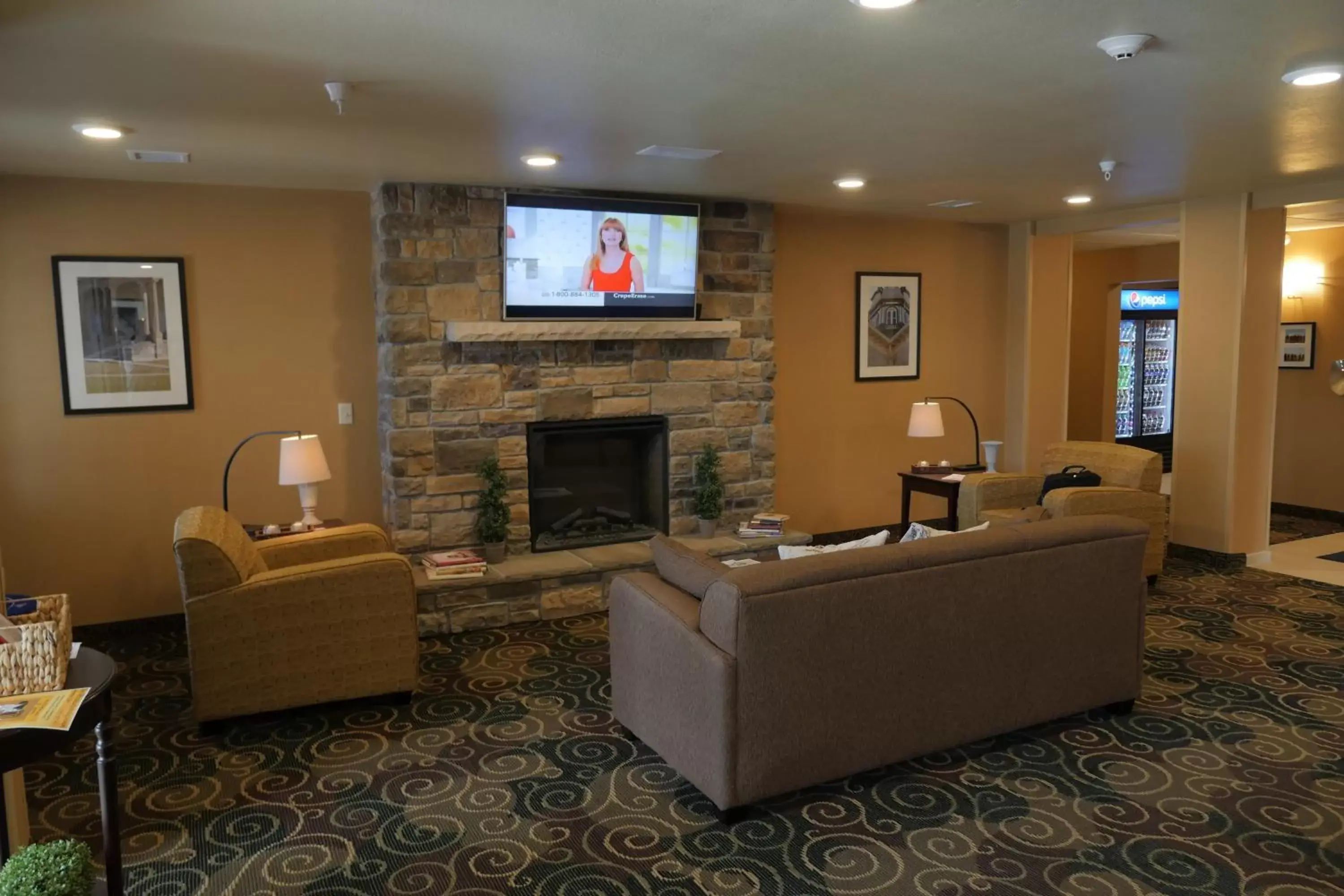 Communal lounge/ TV room, Lobby/Reception in Cobblestone Inn & Suites-Winterset