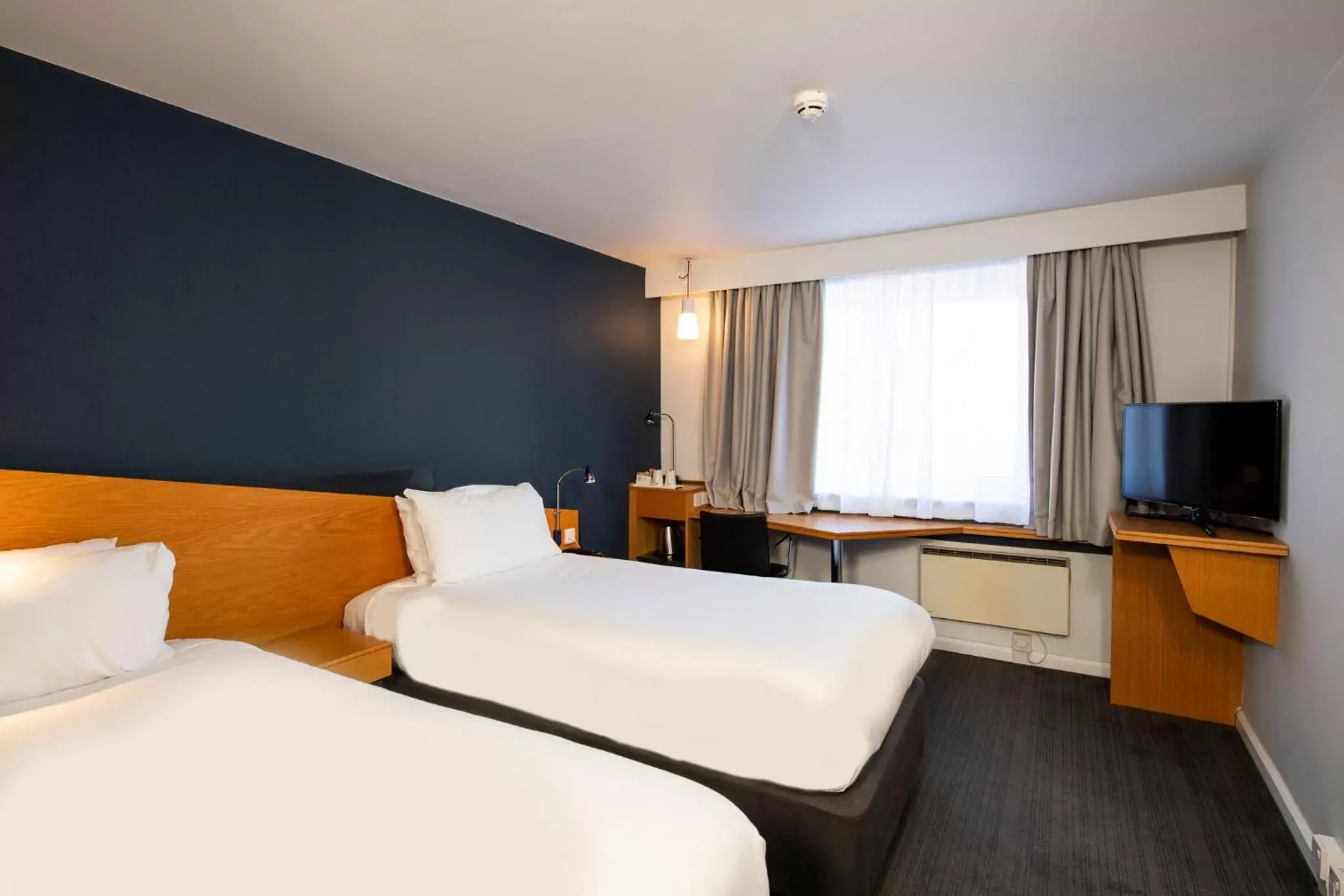 Photo of the whole room, Bed in Holiday Inn Express - Glasgow - City Ctr Riverside, an IHG Hotel