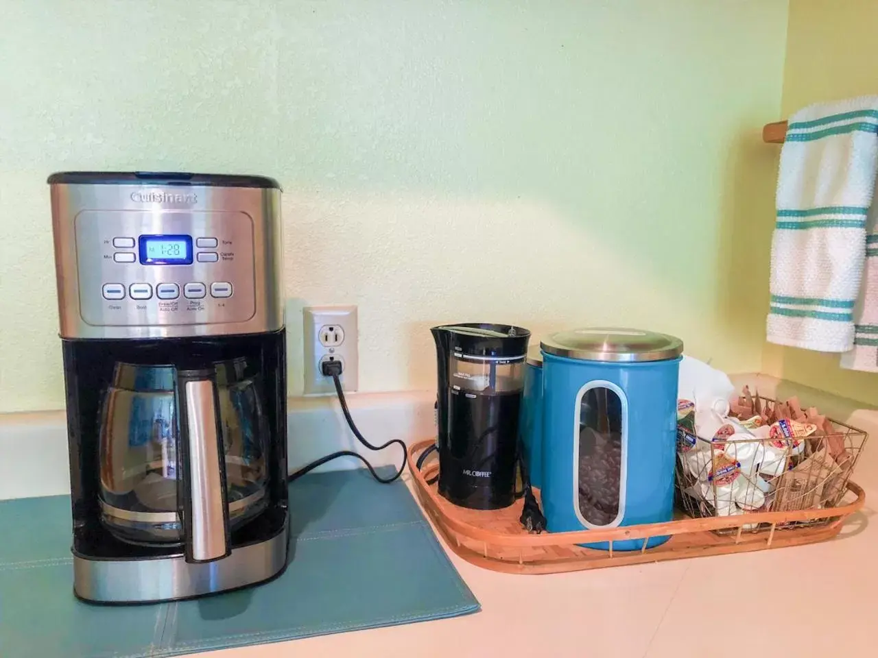 Coffee/tea facilities, Kitchen/Kitchenette in Sea Treasures Inn